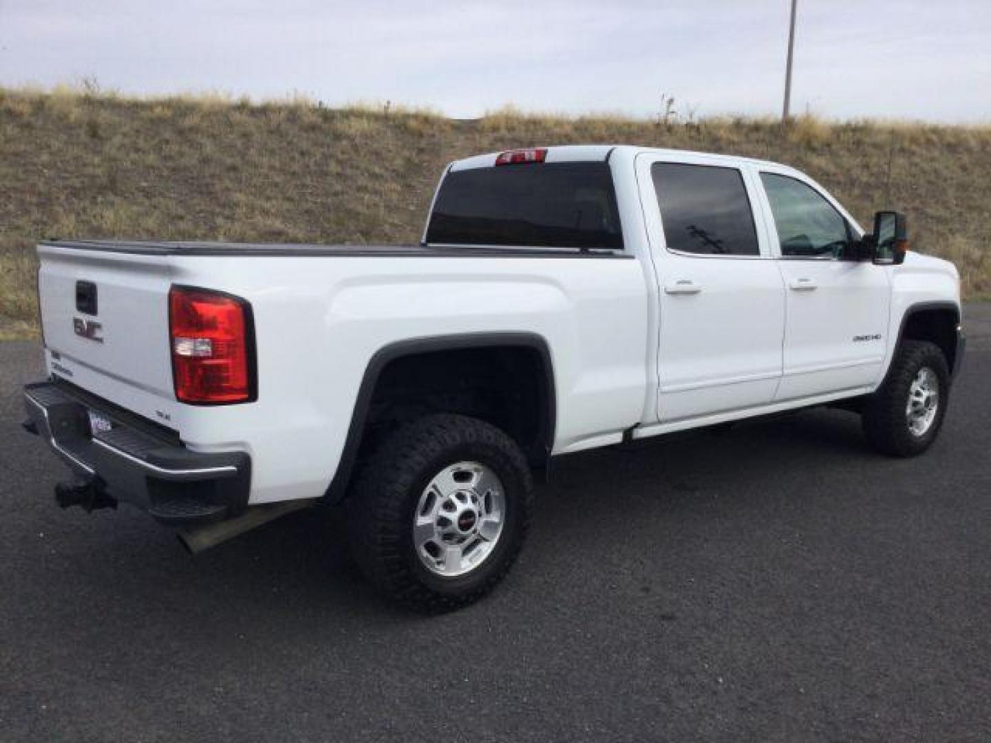2018 Summit White /Dark Ash/Jet Black GMC 2500 Crew Cab 4x4 SLE (1GT12SEG5JF) with an Vortec 6L V-8 variable valve control engine, 6-Speed Automatic transmission, located at 1801 Main Street, Lewiston, 83501, (208) 743-9371, 46.417065, -117.004799 - Photo#4