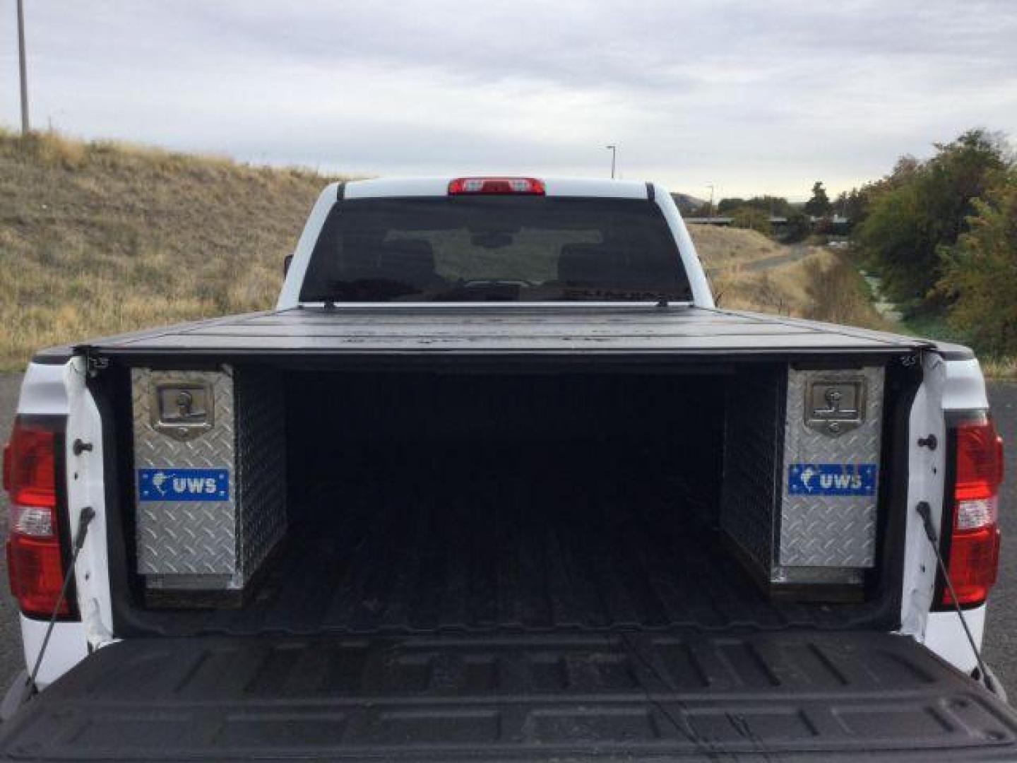 2018 Summit White /Dark Ash/Jet Black GMC 2500 Crew Cab 4x4 SLE (1GT12SEG5JF) with an Vortec 6L V-8 variable valve control engine, 6-Speed Automatic transmission, located at 1801 Main Street, Lewiston, 83501, (208) 743-9371, 46.417065, -117.004799 - Photo#9