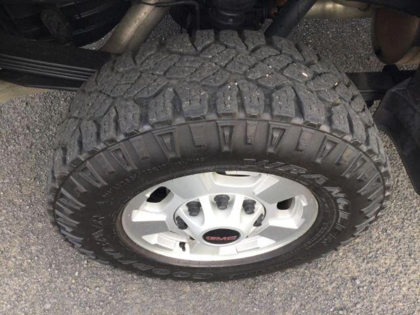 2018 Summit White /Dark Ash/Jet Black GMC 2500 Crew Cab 4x4 SLE (1GT12SEG5JF) with an Vortec 6L V-8 variable valve control engine, 6-Speed Automatic transmission, located at 1801 Main Street, Lewiston, 83501, (208) 743-9371, 46.417065, -117.004799 - Photo#10