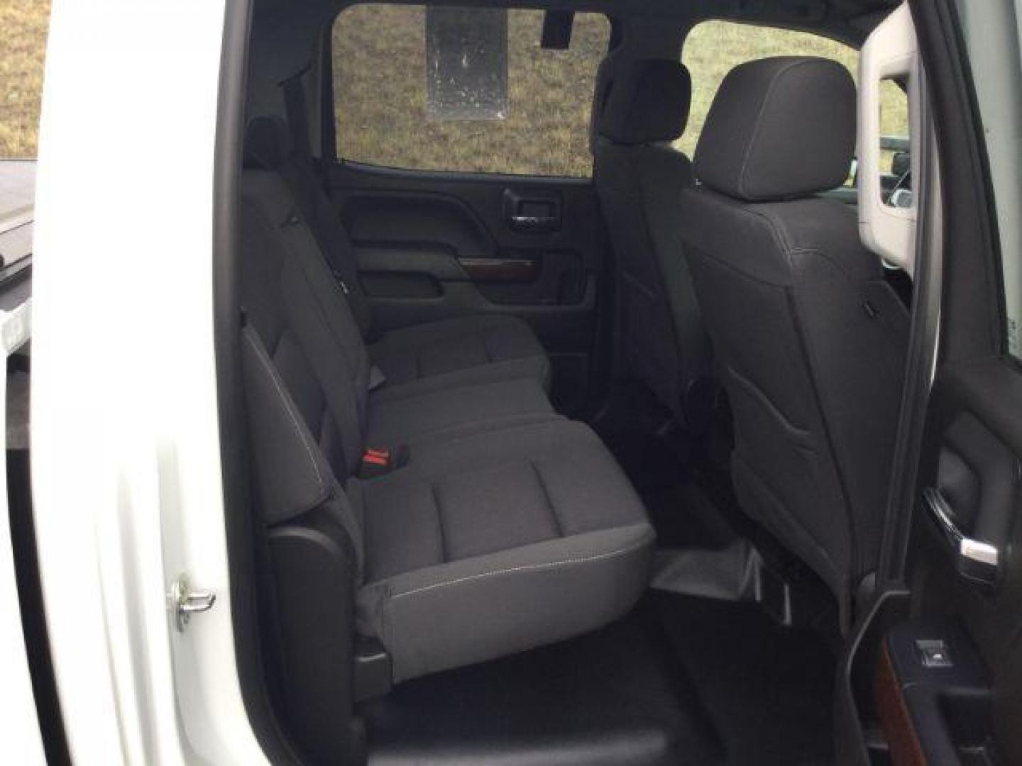 2018 Summit White /Dark Ash/Jet Black GMC 2500 Crew Cab 4x4 SLE (1GT12SEG5JF) with an Vortec 6L V-8 variable valve control engine, 6-Speed Automatic transmission, located at 1801 Main Street, Lewiston, 83501, (208) 743-9371, 46.417065, -117.004799 - Photo#11