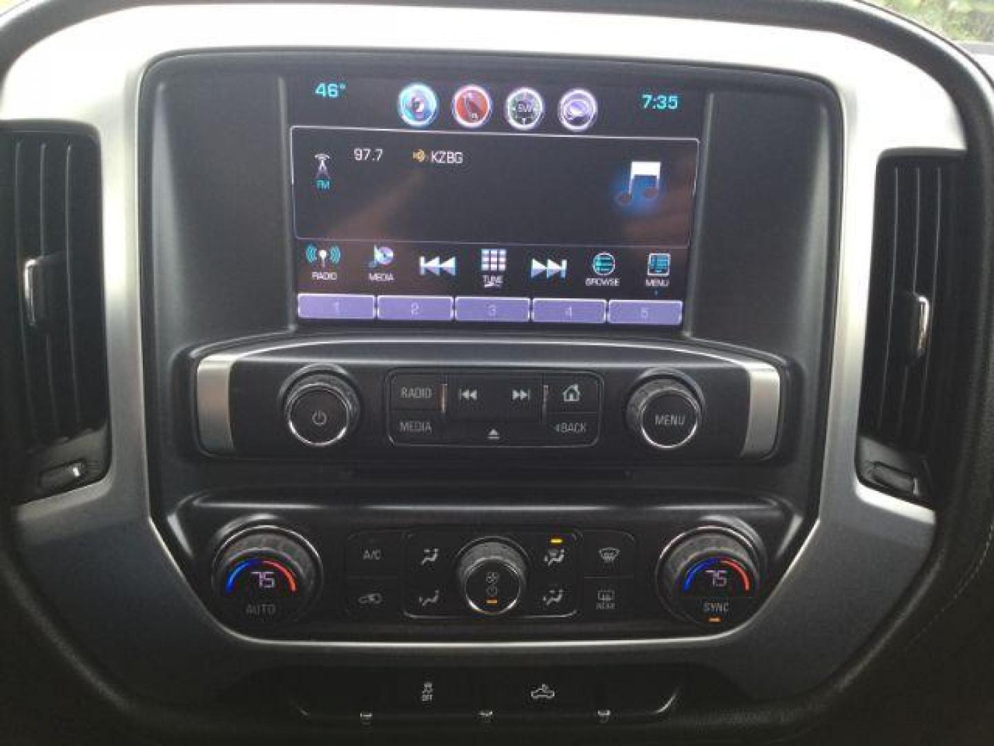 2018 Summit White /Dark Ash/Jet Black GMC 2500 Crew Cab 4x4 SLE (1GT12SEG5JF) with an Vortec 6L V-8 variable valve control engine, 6-Speed Automatic transmission, located at 1801 Main Street, Lewiston, 83501, (208) 743-9371, 46.417065, -117.004799 - Photo#14