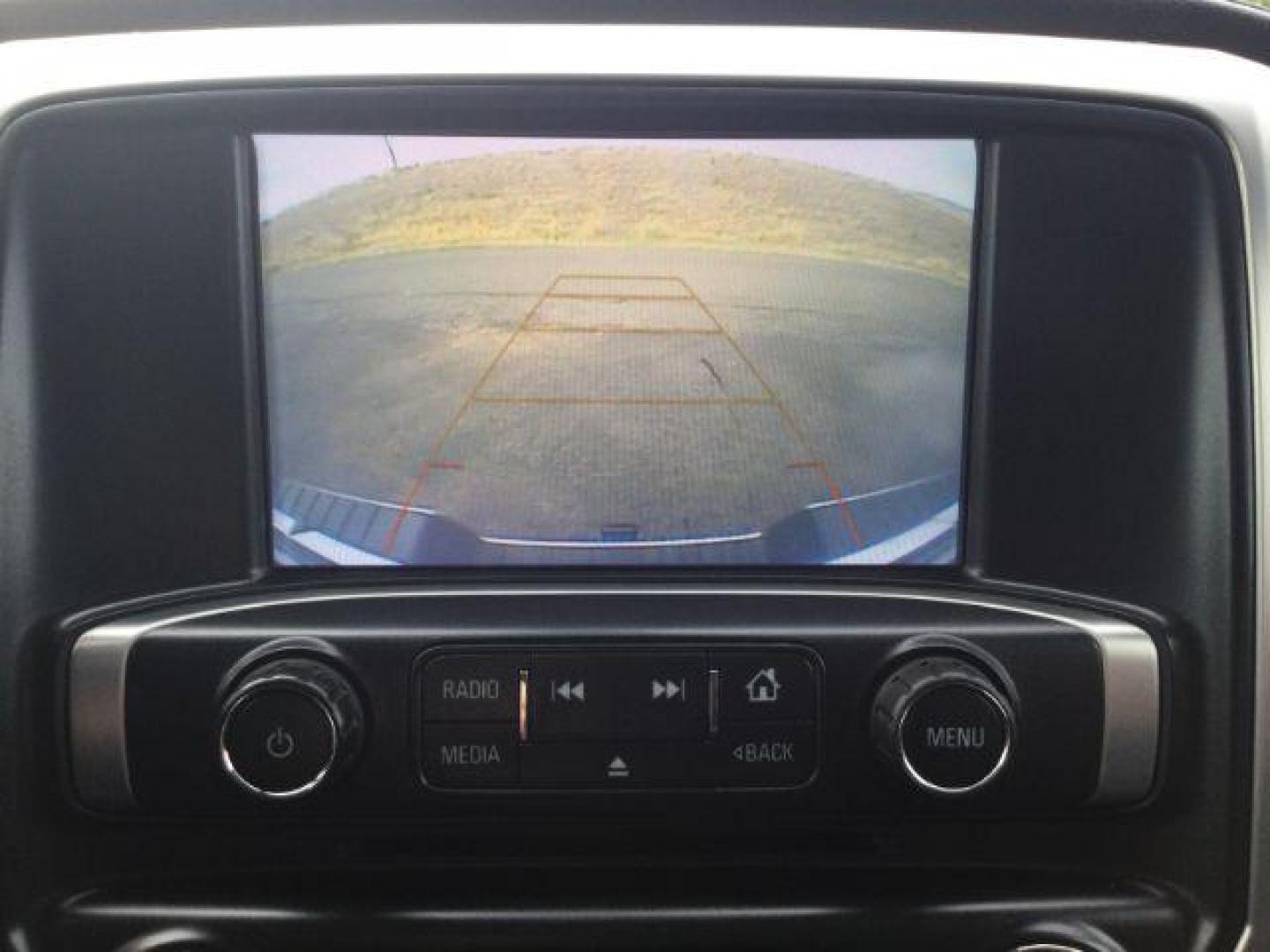 2018 Summit White /Dark Ash/Jet Black GMC 2500 Crew Cab 4x4 SLE (1GT12SEG5JF) with an Vortec 6L V-8 variable valve control engine, 6-Speed Automatic transmission, located at 1801 Main Street, Lewiston, 83501, (208) 743-9371, 46.417065, -117.004799 - Photo#15