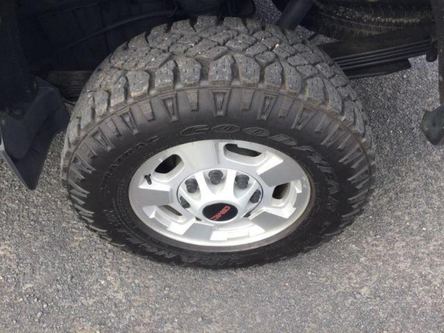 2018 Summit White /Dark Ash/Jet Black GMC 2500 Crew Cab 4x4 SLE (1GT12SEG5JF) with an Vortec 6L V-8 variable valve control engine, 6-Speed Automatic transmission, located at 1801 Main Street, Lewiston, 83501, (208) 743-9371, 46.417065, -117.004799 - Photo#19