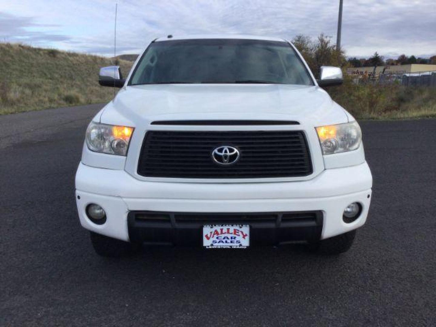 2011 Super White /Graphite Leather Interior Toyota Tundra Limited 5.7L CrewMax 4WD (5TFHY5F18BX) with an 5.7L V8 DOHC 32V engine, 6-Speed Automatic Overdrive transmission, located at 1801 Main Street, Lewiston, 83501, (208) 743-9371, 46.417065, -117.004799 - Photo#8