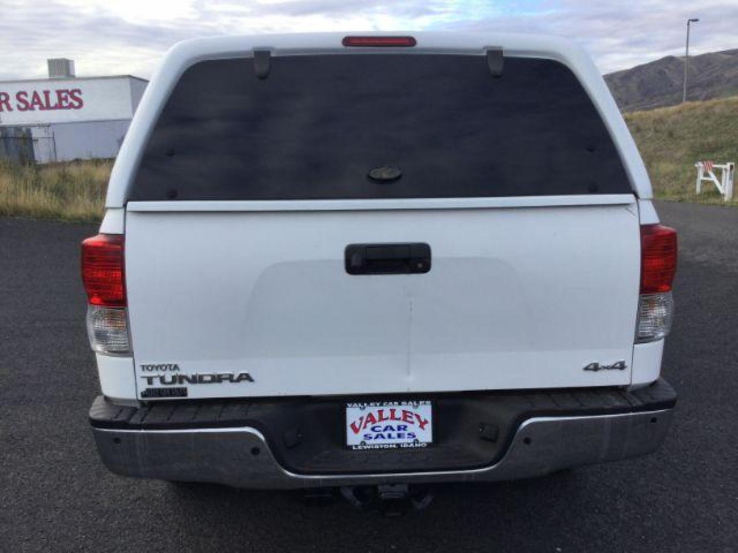 2011 Super White /Graphite Leather Interior Toyota Tundra Limited 5.7L CrewMax 4WD (5TFHY5F18BX) with an 5.7L V8 DOHC 32V engine, 6-Speed Automatic Overdrive transmission, located at 1801 Main Street, Lewiston, 83501, (208) 743-9371, 46.417065, -117.004799 - Photo#9