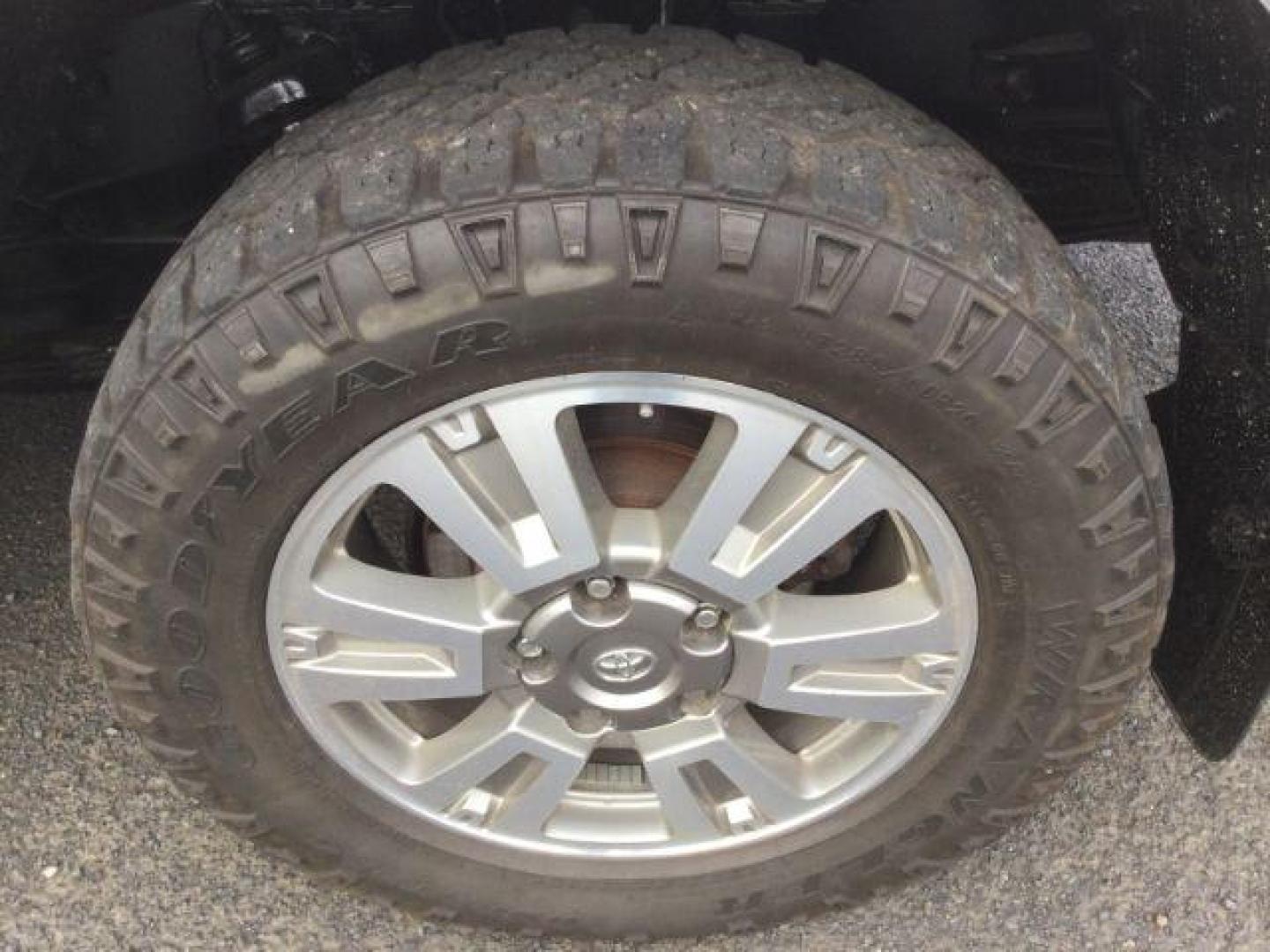 2011 Super White /Graphite Leather Interior Toyota Tundra Limited 5.7L CrewMax 4WD (5TFHY5F18BX) with an 5.7L V8 DOHC 32V engine, 6-Speed Automatic Overdrive transmission, located at 1801 Main Street, Lewiston, 83501, (208) 743-9371, 46.417065, -117.004799 - Photo#17