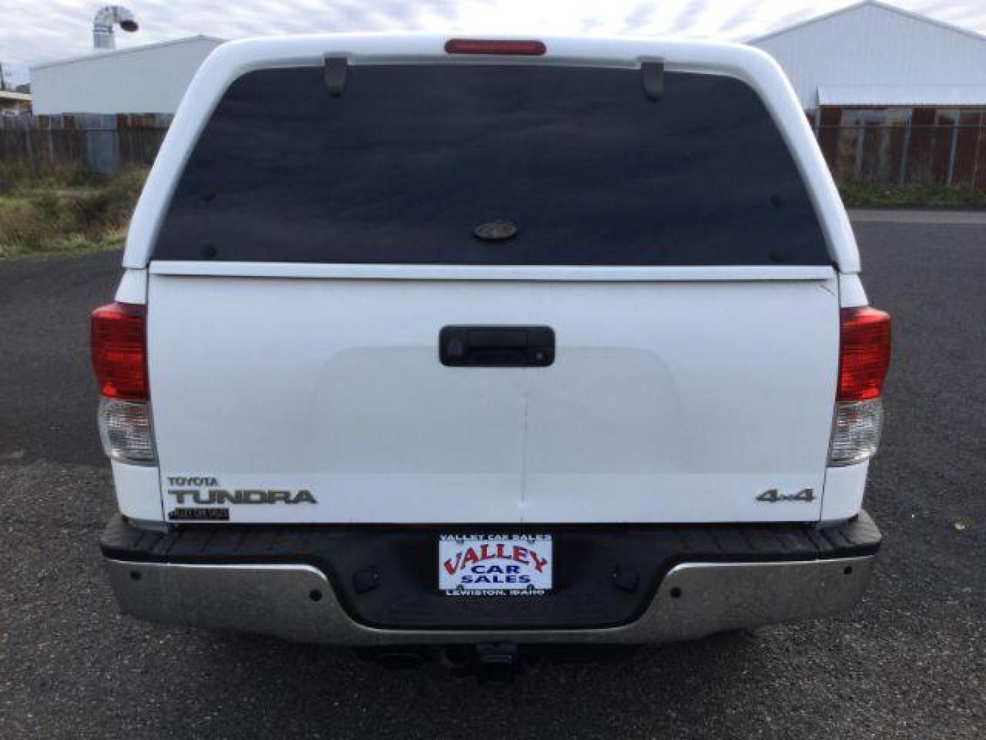 2011 Super White /Graphite Leather Interior Toyota Tundra Limited 5.7L CrewMax 4WD (5TFHY5F18BX) with an 5.7L V8 DOHC 32V engine, 6-Speed Automatic Overdrive transmission, located at 1801 Main Street, Lewiston, 83501, (208) 743-9371, 46.417065, -117.004799 - Photo#19
