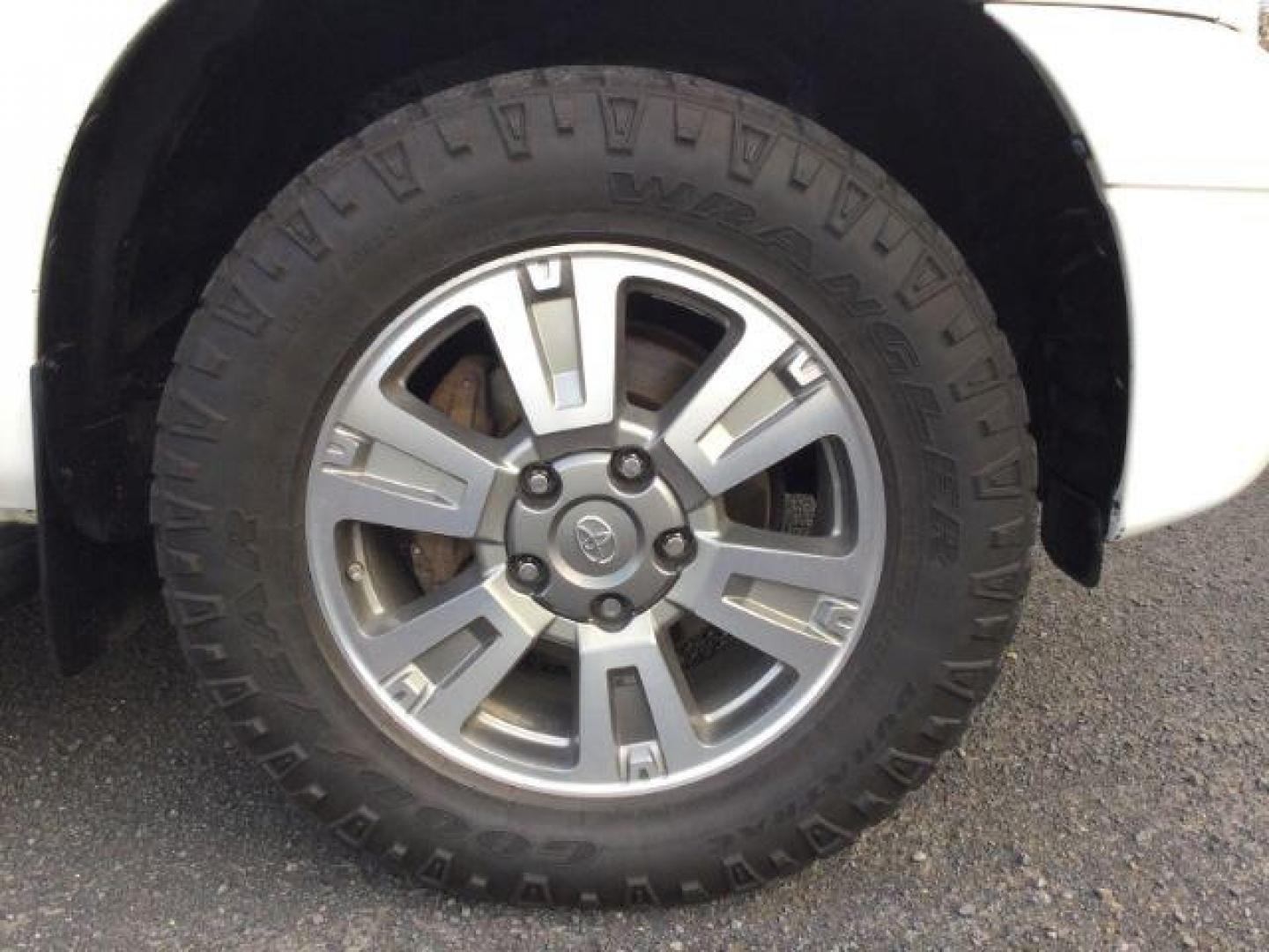 2011 Super White /Graphite Leather Interior Toyota Tundra Limited 5.7L CrewMax 4WD (5TFHY5F18BX) with an 5.7L V8 DOHC 32V engine, 6-Speed Automatic Overdrive transmission, located at 1801 Main Street, Lewiston, 83501, (208) 743-9371, 46.417065, -117.004799 - Photo#20