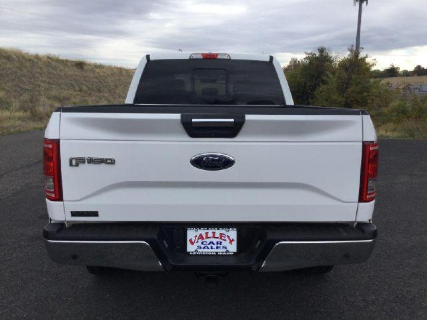 2016 Oxford White /Medium Earth Gray Ford F-150 XLT SuperCrew 6.5ft bed 4WD (1FTFW1EG4GK) with an EcoBoost 3.5L V-6 gasoline direct injection engine, 6-Speed Automatic transmission, located at 1801 Main Street, Lewiston, 83501, (208) 743-9371, 46.417065, -117.004799 - Photo#9
