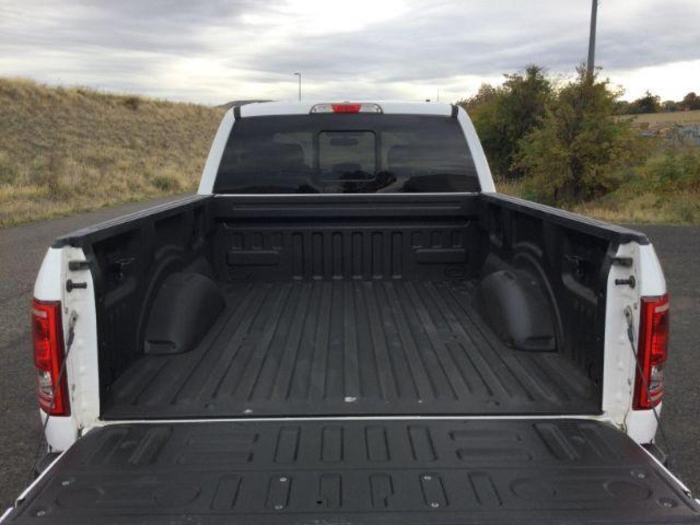 2016 Oxford White /Medium Earth Gray Ford F-150 XLT SuperCrew 6.5ft bed 4WD (1FTFW1EG4GK) with an EcoBoost 3.5L V-6 gasoline direct injection engine, 6-Speed Automatic transmission, located at 1801 Main Street, Lewiston, 83501, (208) 743-9371, 46.417065, -117.004799 - Photo#10
