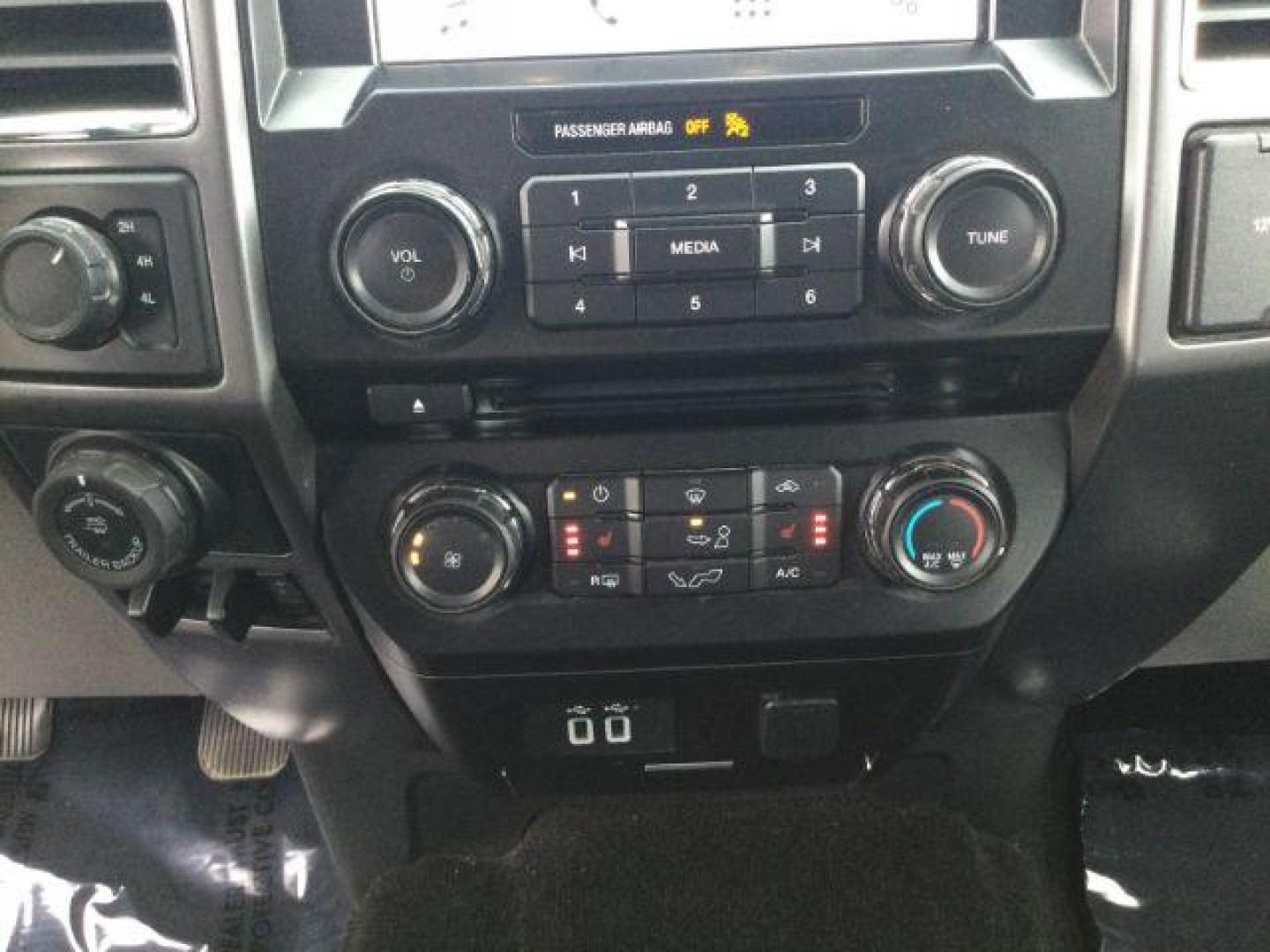 2016 Oxford White /Medium Earth Gray Ford F-150 XLT SuperCrew 6.5ft bed 4WD (1FTFW1EG4GK) with an EcoBoost 3.5L V-6 gasoline direct injection engine, 6-Speed Automatic transmission, located at 1801 Main Street, Lewiston, 83501, (208) 743-9371, 46.417065, -117.004799 - Photo#16