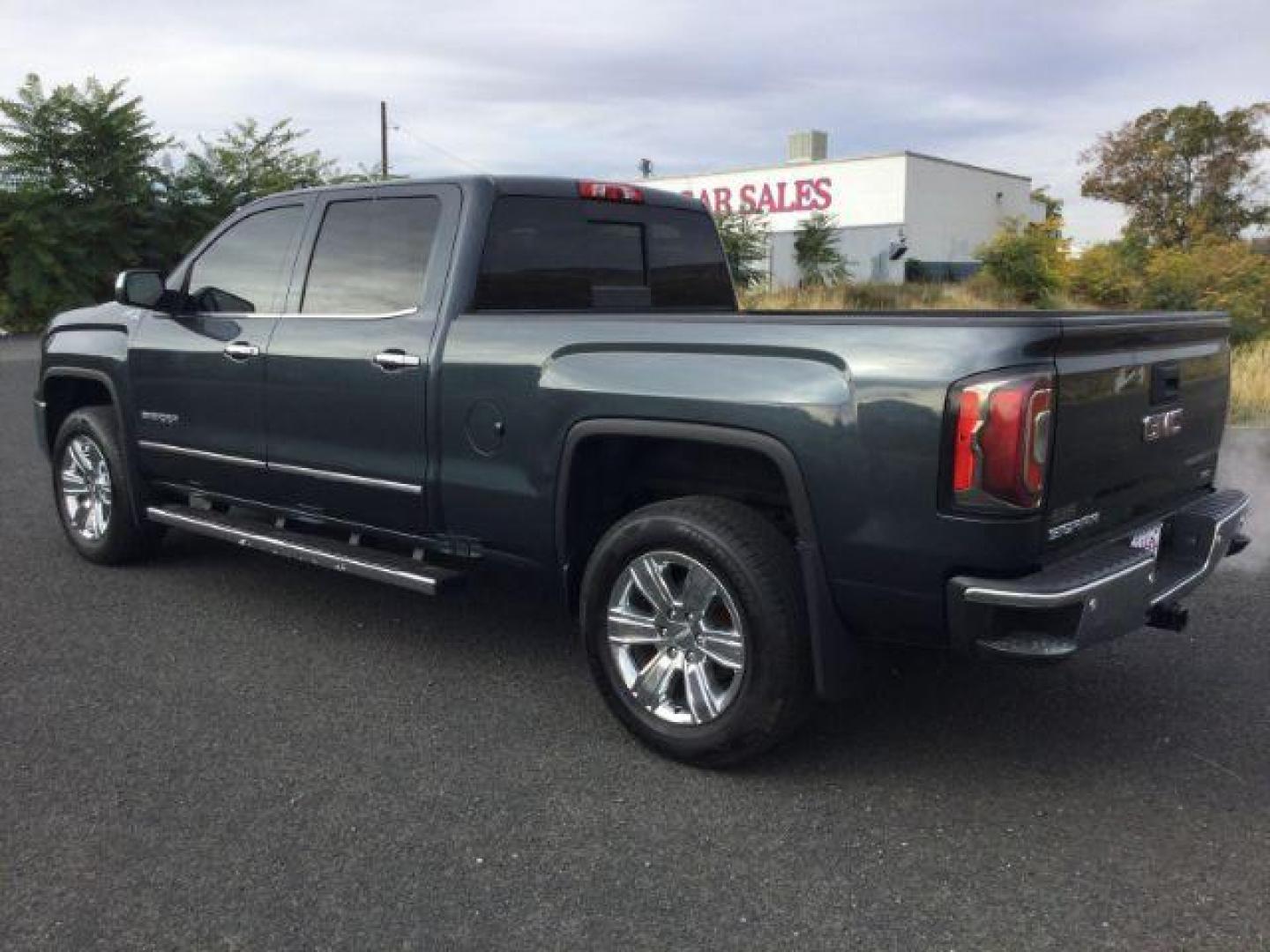 2018 Dark Slate Metallic /Jet Black GMC Sierra 1500 SLT (3GTU2NEC0JG) with an 5.3L V8 engine, 8-Speed Automatic transmission, located at 1801 Main Street, Lewiston, 83501, (208) 743-9371, 46.417065, -117.004799 - Photo#9
