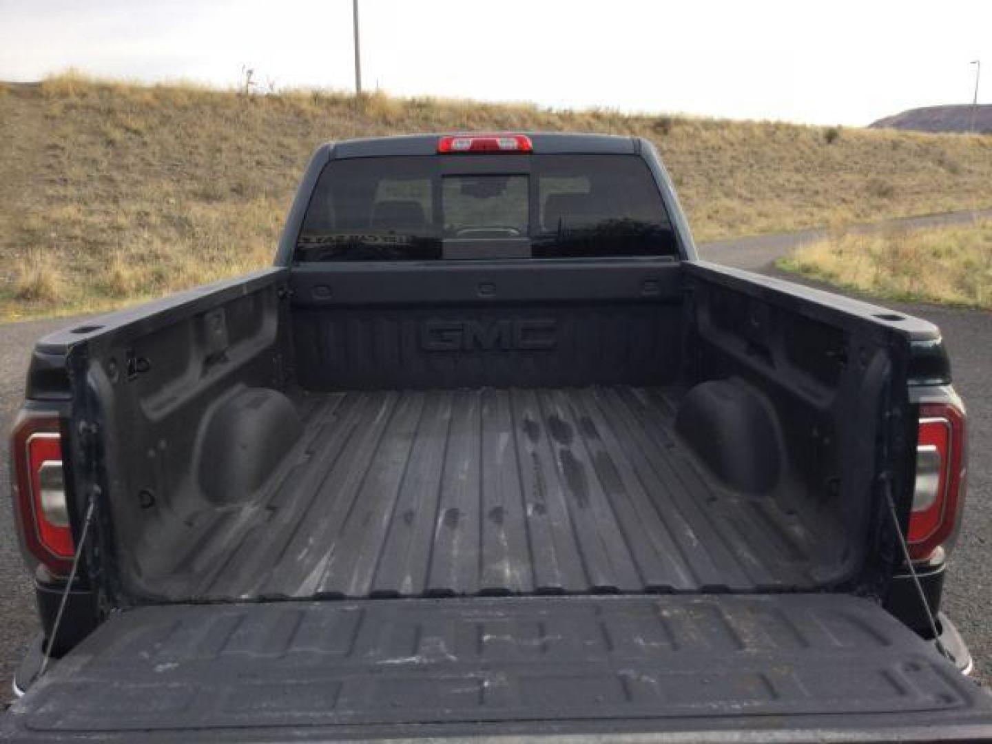 2018 Dark Slate Metallic /Jet Black GMC Sierra 1500 SLT (3GTU2NEC0JG) with an 5.3L V8 engine, 8-Speed Automatic transmission, located at 1801 Main Street, Lewiston, 83501, (208) 743-9371, 46.417065, -117.004799 - Photo#11