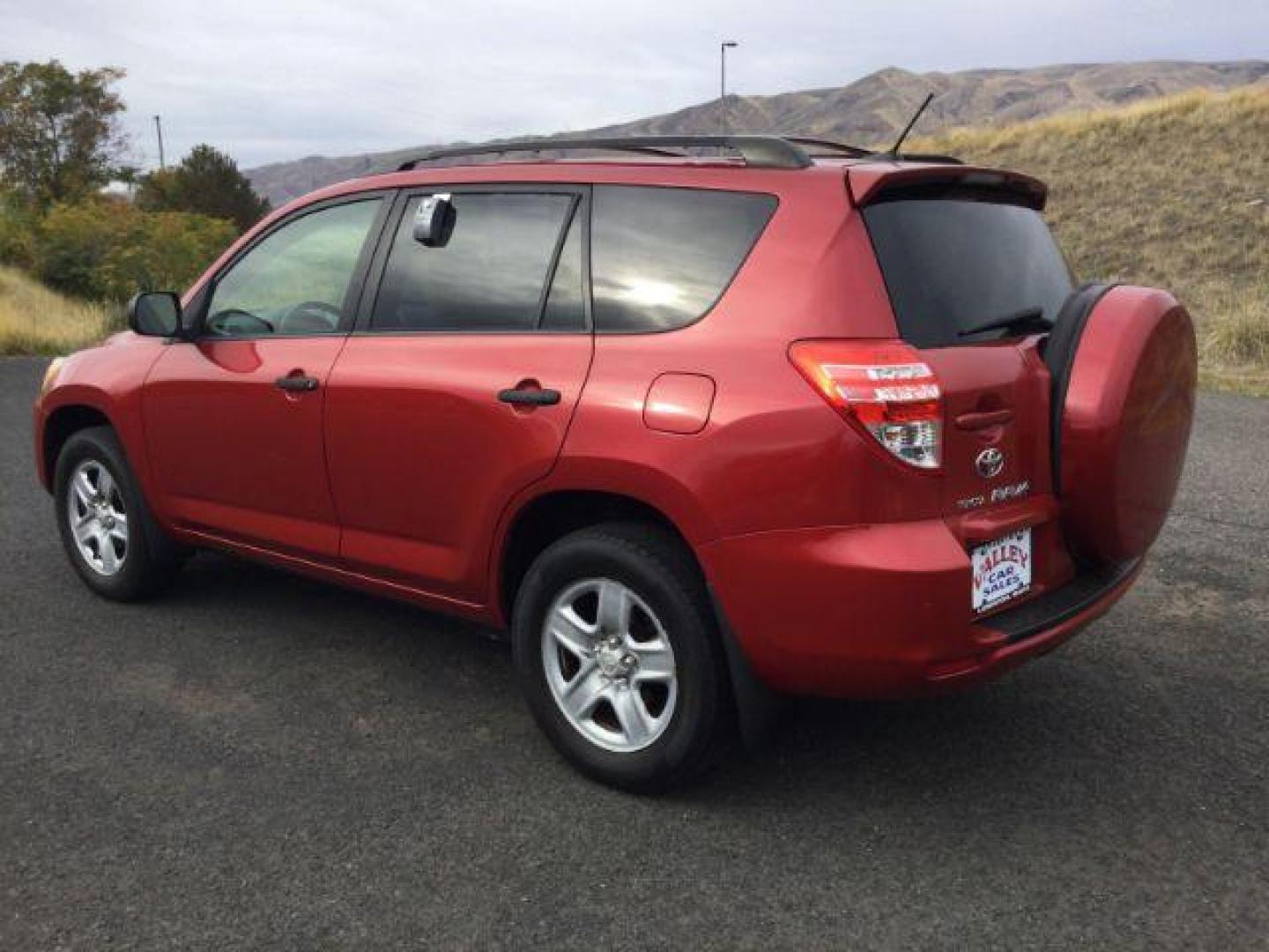 2009 RED /Beige Cloth Toyota RAV4 4WD (JTMBF33V59D) with an 2.5 4cyl engine, 4 speed Automatic transmission, located at 1801 Main Street, Lewiston, 83501, (208) 743-9371, 46.417065, -117.004799 - Photo#8