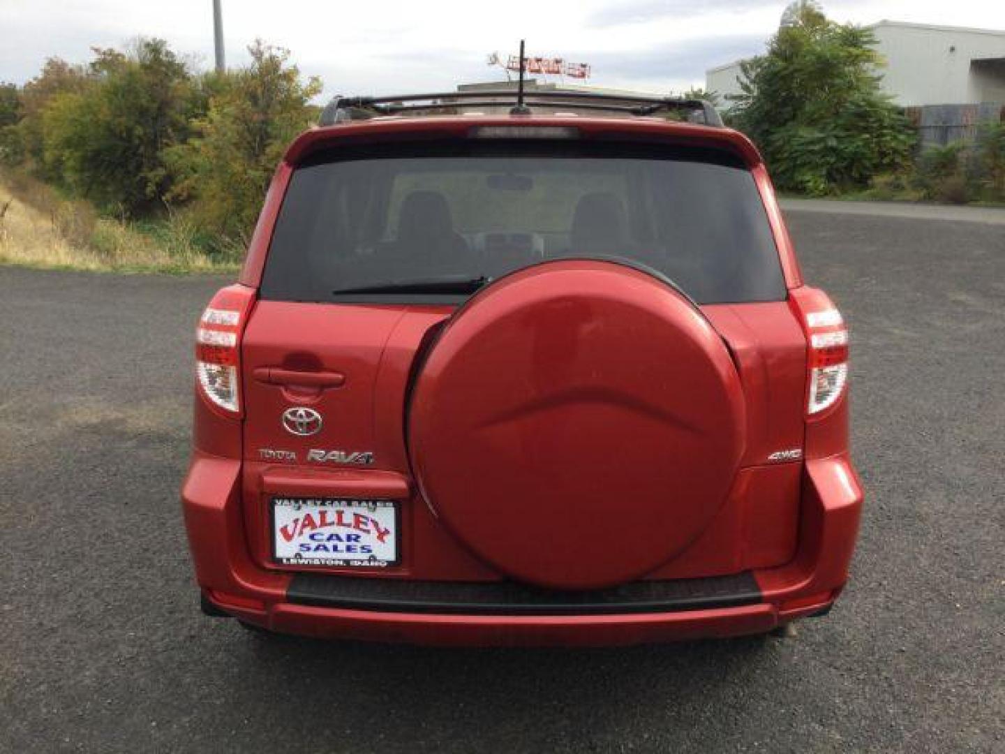 2009 RED /Beige Cloth Toyota RAV4 4WD (JTMBF33V59D) with an 2.5 4cyl engine, 4 speed Automatic transmission, located at 1801 Main Street, Lewiston, 83501, (208) 743-9371, 46.417065, -117.004799 - Photo#10