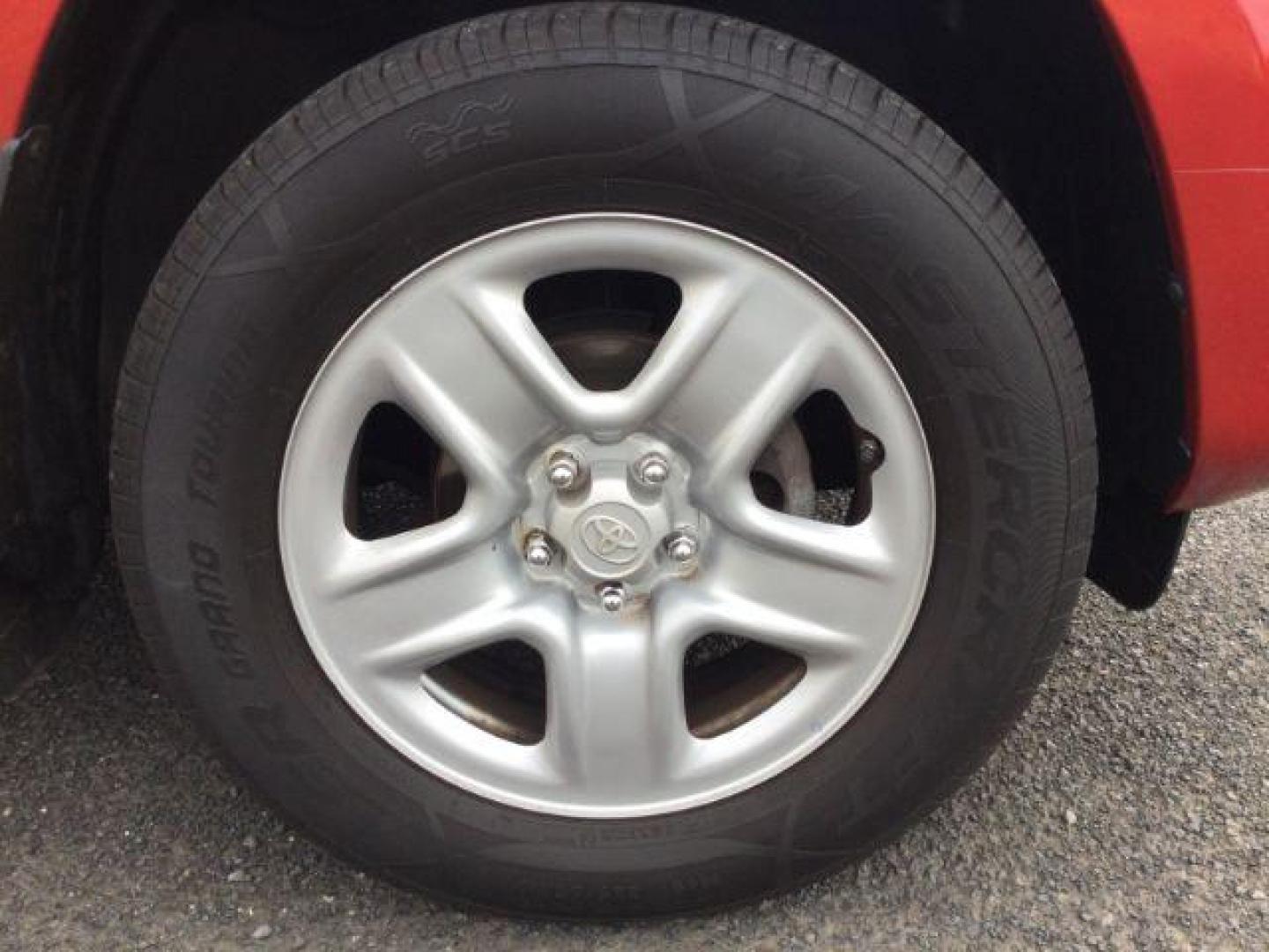 2009 RED /Beige Cloth Toyota RAV4 4WD (JTMBF33V59D) with an 2.5 4cyl engine, 4 speed Automatic transmission, located at 1801 Main Street, Lewiston, 83501, (208) 743-9371, 46.417065, -117.004799 - Photo#18