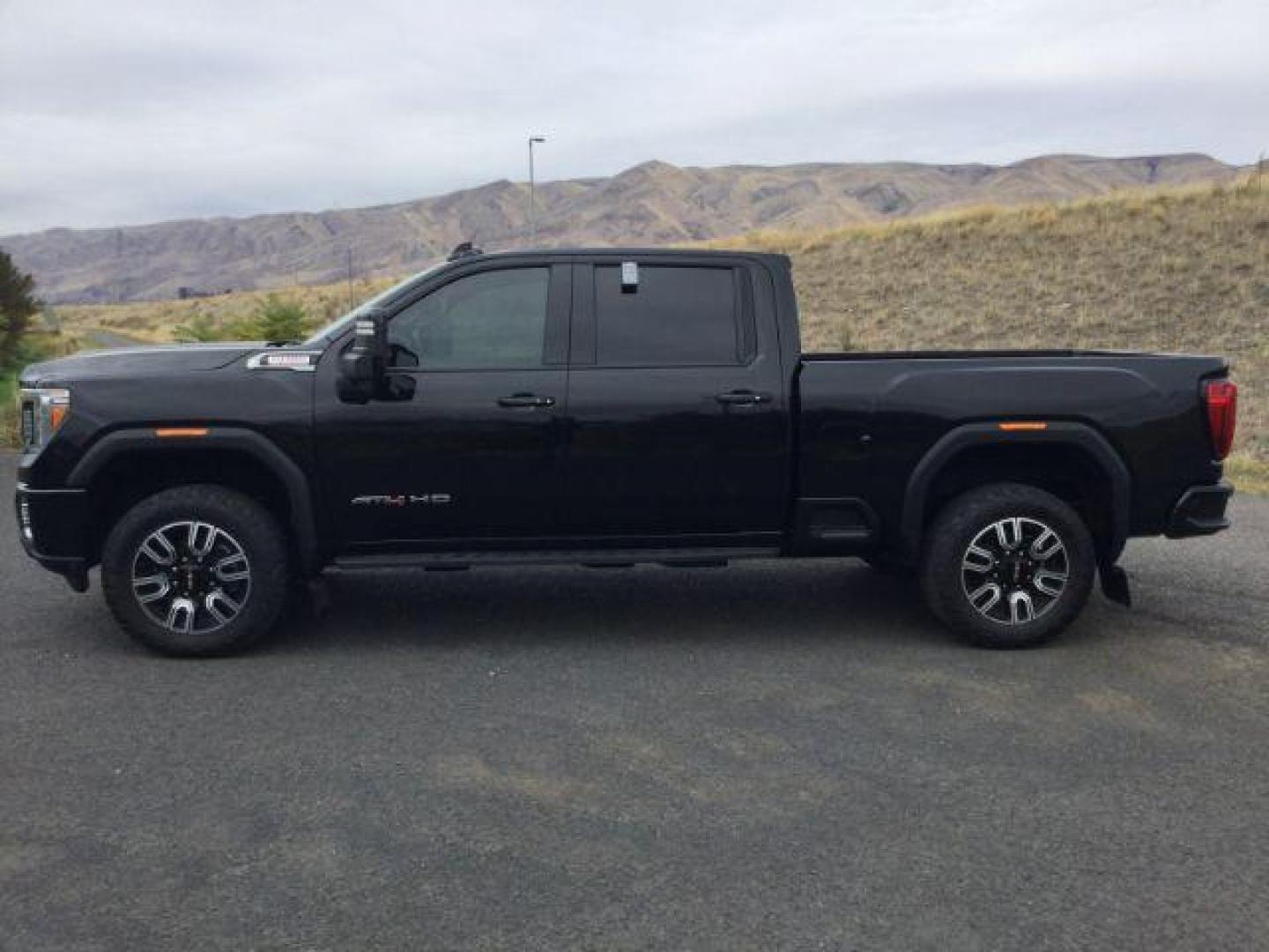 2021 Onyx Black /Jet Black w/Kalahari Accents GMC Sierra 2500HD 4WD Crew Cab Standard Bed AT4 (1GT49PEY7MF) with an Duramax 6.6L V-8 diesel direct injection engine, 10-speed automatic transmission, located at 1801 Main Street, Lewiston, 83501, (208) 743-9371, 46.417065, -117.004799 - Photo#3