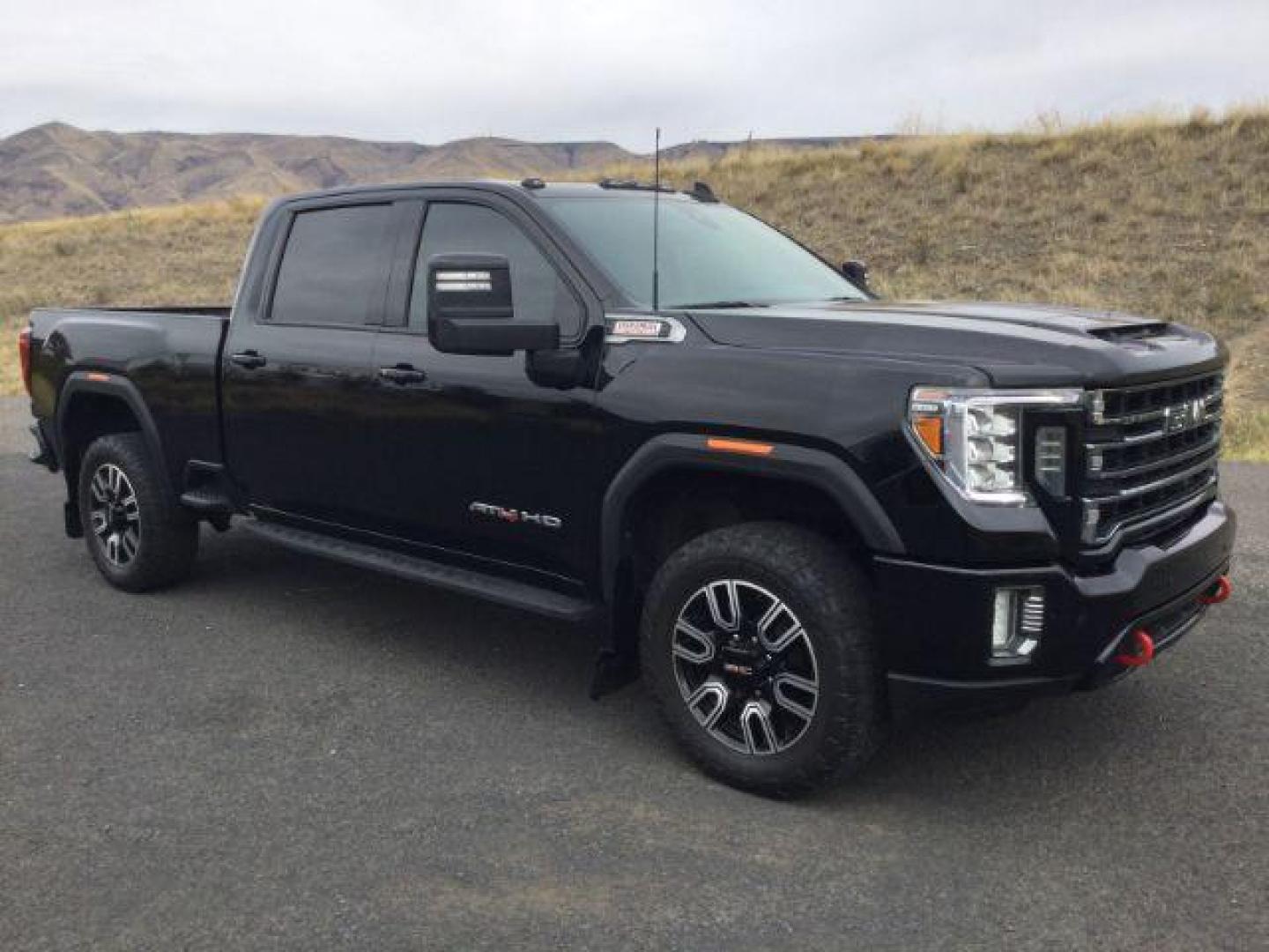2021 Onyx Black /Jet Black w/Kalahari Accents GMC Sierra 2500HD 4WD Crew Cab Standard Bed AT4 (1GT49PEY7MF) with an Duramax 6.6L V-8 diesel direct injection engine, 10-speed automatic transmission, located at 1801 Main Street, Lewiston, 83501, (208) 743-9371, 46.417065, -117.004799 - Photo#4