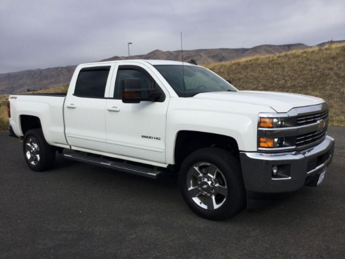 2015 Summit White /Dark Ash/Jet Black Chevrolet 2500 Crew Cab 4x4 LT (1GC1KVEG0FF) with an Vortec 6L V-8 variable valve control engine, 6-Speed Automatic transmission, located at 1801 Main Street, Lewiston, 83501, (208) 743-9371, 46.417065, -117.004799- Photo#0