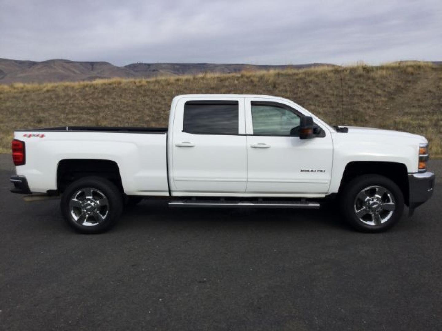 2015 Summit White /Dark Ash/Jet Black Chevrolet 2500 Crew Cab 4x4 LT (1GC1KVEG0FF) with an Vortec 6L V-8 variable valve control engine, 6-Speed Automatic transmission, located at 1801 Main Street, Lewiston, 83501, (208) 743-9371, 46.417065, -117.004799- Photo#1