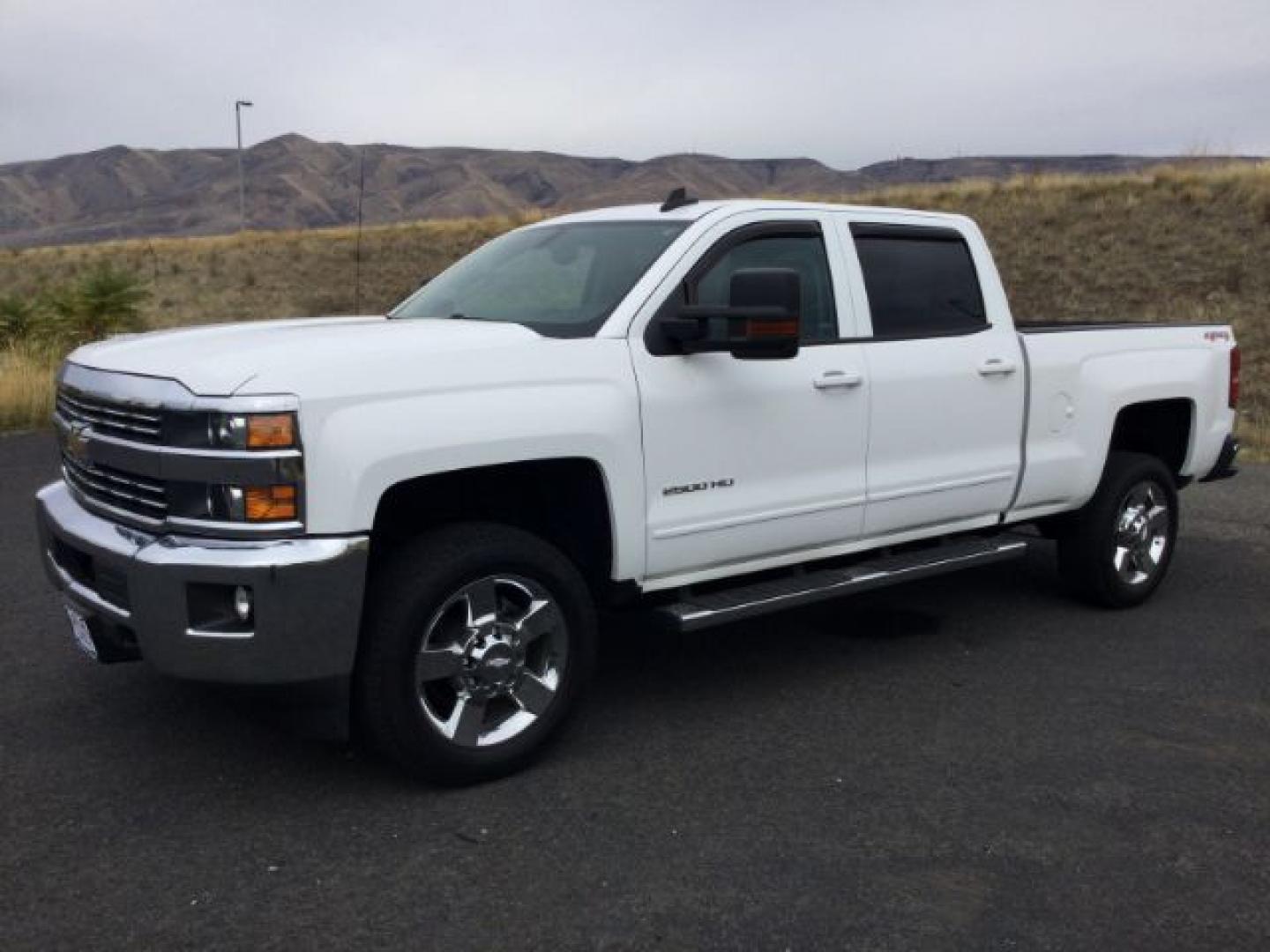 2015 Summit White /Dark Ash/Jet Black Chevrolet 2500 Crew Cab 4x4 LT (1GC1KVEG0FF) with an Vortec 6L V-8 variable valve control engine, 6-Speed Automatic transmission, located at 1801 Main Street, Lewiston, 83501, (208) 743-9371, 46.417065, -117.004799- Photo#2