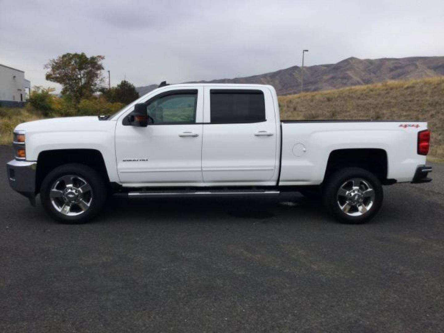 2015 Summit White /Dark Ash/Jet Black Chevrolet 2500 Crew Cab 4x4 LT (1GC1KVEG0FF) with an Vortec 6L V-8 variable valve control engine, 6-Speed Automatic transmission, located at 1801 Main Street, Lewiston, 83501, (208) 743-9371, 46.417065, -117.004799- Photo#3