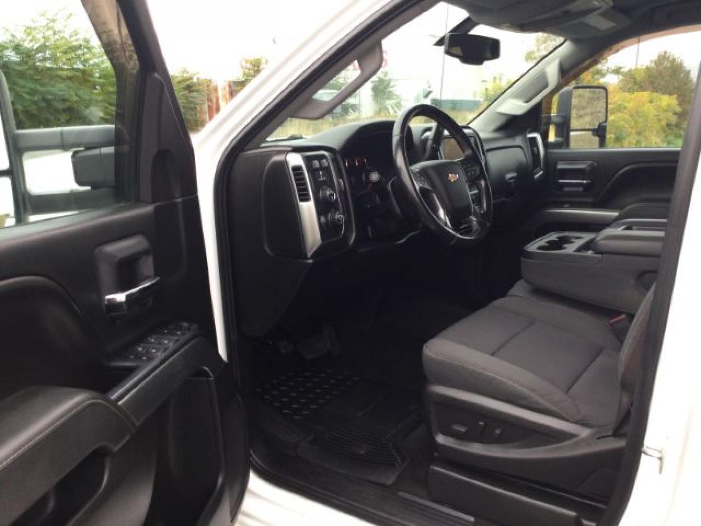 2015 Summit White /Dark Ash/Jet Black Chevrolet 2500 Crew Cab 4x4 LT (1GC1KVEG0FF) with an Vortec 6L V-8 variable valve control engine, 6-Speed Automatic transmission, located at 1801 Main Street, Lewiston, 83501, (208) 743-9371, 46.417065, -117.004799- Photo#4