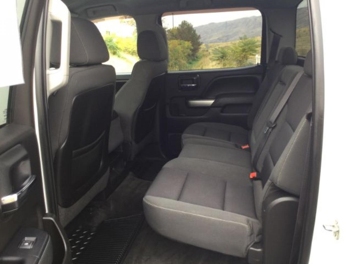 2015 Summit White /Dark Ash/Jet Black Chevrolet 2500 Crew Cab 4x4 LT (1GC1KVEG0FF) with an Vortec 6L V-8 variable valve control engine, 6-Speed Automatic transmission, located at 1801 Main Street, Lewiston, 83501, (208) 743-9371, 46.417065, -117.004799- Photo#6