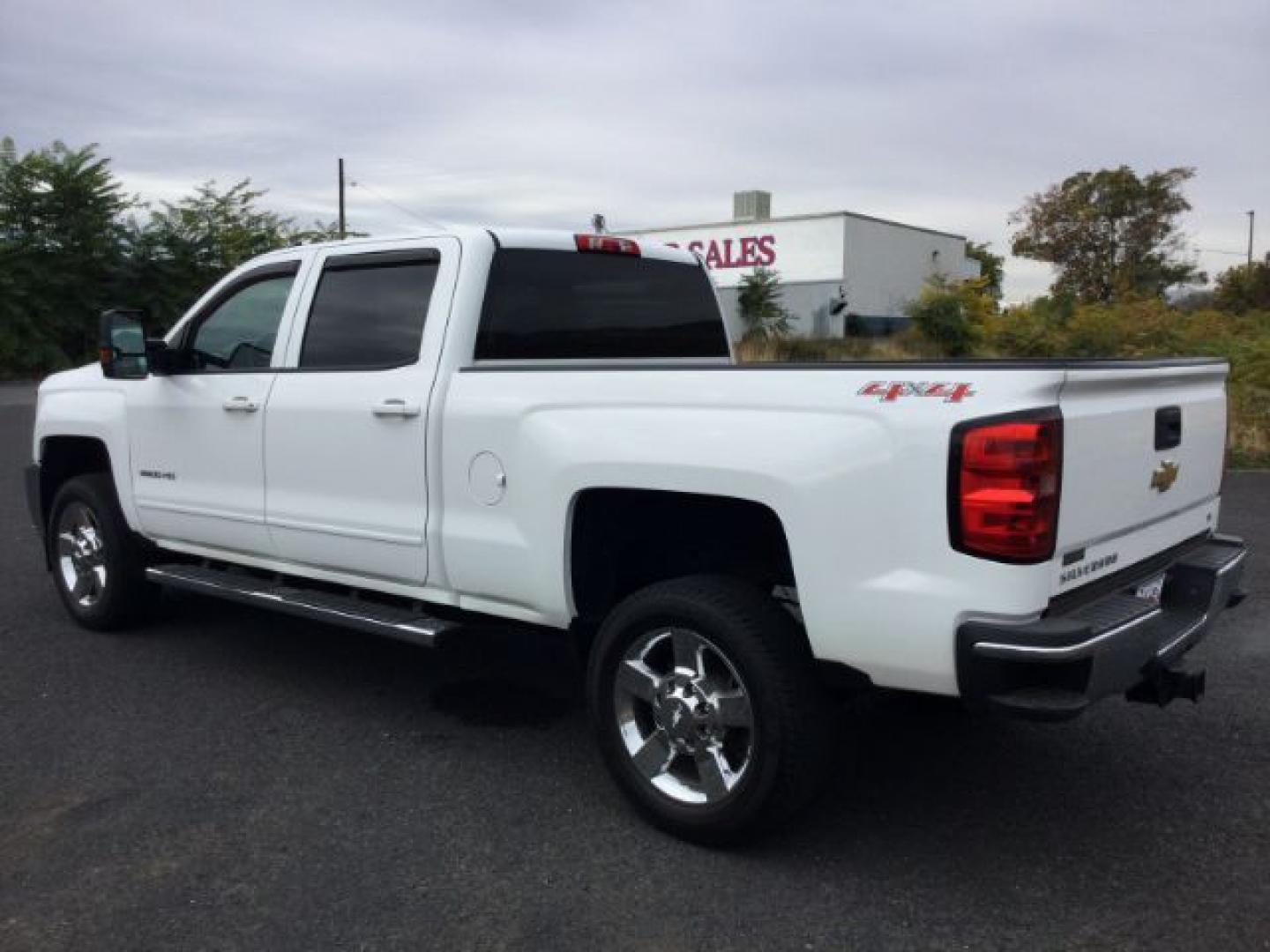 2015 Summit White /Dark Ash/Jet Black Chevrolet 2500 Crew Cab 4x4 LT (1GC1KVEG0FF) with an Vortec 6L V-8 variable valve control engine, 6-Speed Automatic transmission, located at 1801 Main Street, Lewiston, 83501, (208) 743-9371, 46.417065, -117.004799- Photo#8
