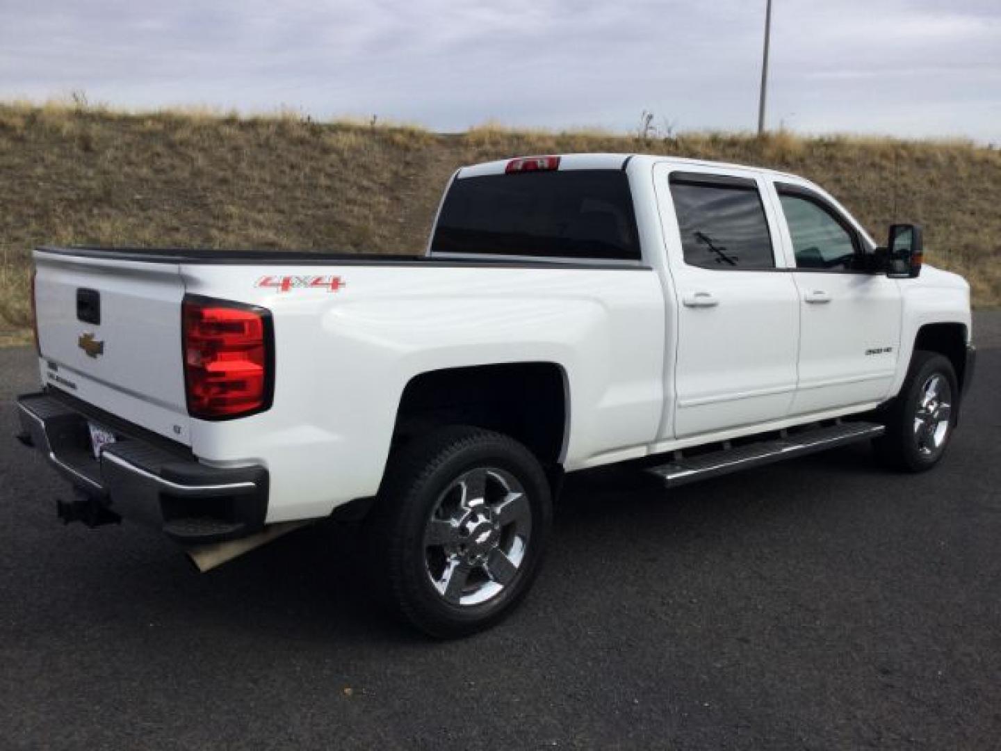 2015 Summit White /Dark Ash/Jet Black Chevrolet 2500 Crew Cab 4x4 LT (1GC1KVEG0FF) with an Vortec 6L V-8 variable valve control engine, 6-Speed Automatic transmission, located at 1801 Main Street, Lewiston, 83501, (208) 743-9371, 46.417065, -117.004799- Photo#9
