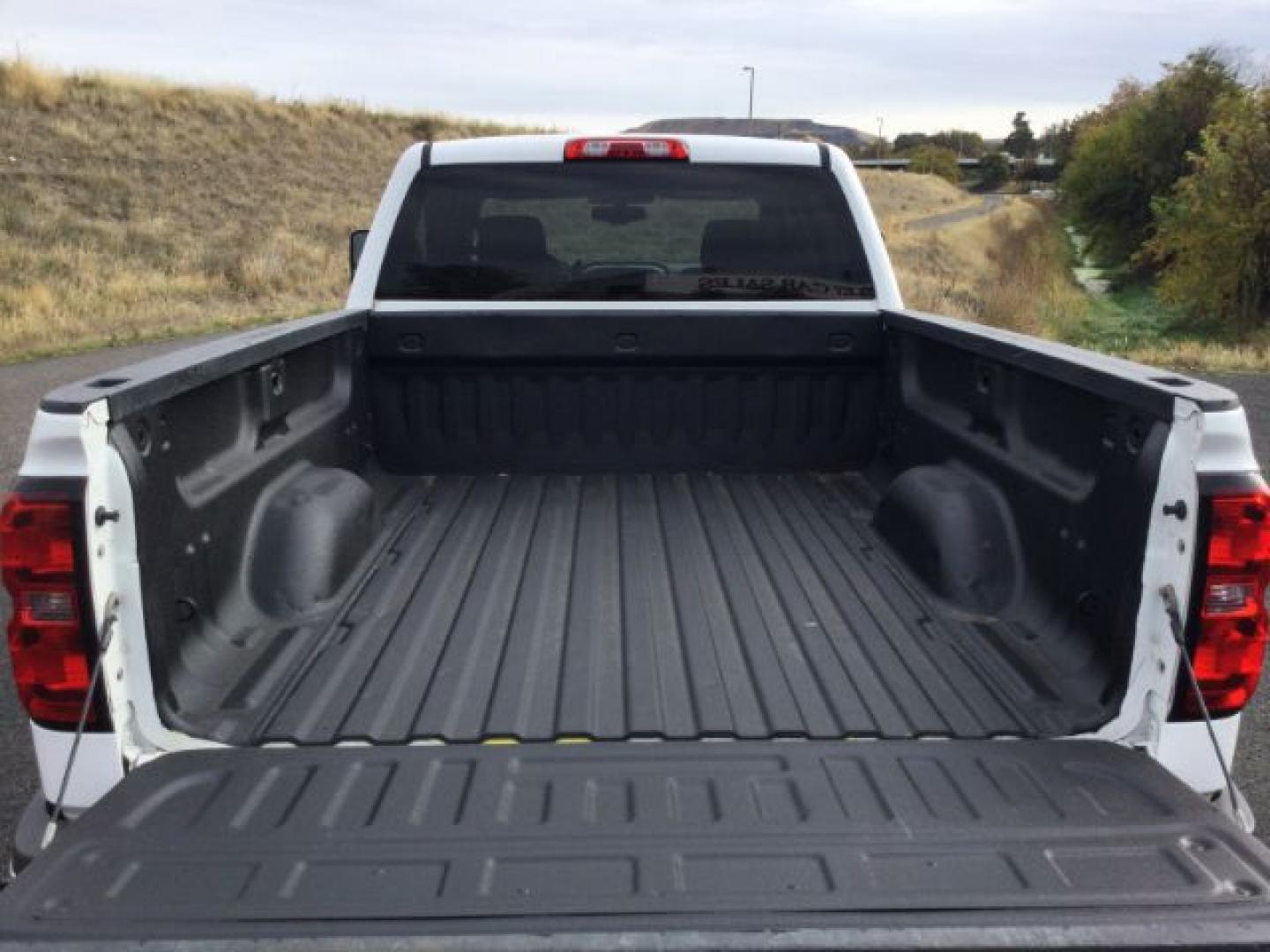 2015 Summit White /Dark Ash/Jet Black Chevrolet 2500 Crew Cab 4x4 LT (1GC1KVEG0FF) with an Vortec 6L V-8 variable valve control engine, 6-Speed Automatic transmission, located at 1801 Main Street, Lewiston, 83501, (208) 743-9371, 46.417065, -117.004799- Photo#11