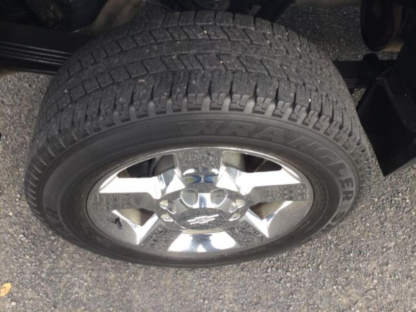 2015 Summit White /Dark Ash/Jet Black Chevrolet 2500 Crew Cab 4x4 LT (1GC1KVEG0FF) with an Vortec 6L V-8 variable valve control engine, 6-Speed Automatic transmission, located at 1801 Main Street, Lewiston, 83501, (208) 743-9371, 46.417065, -117.004799- Photo#12