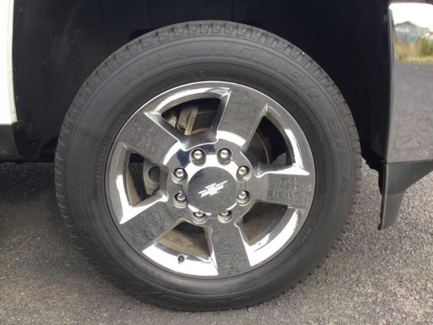 2015 Summit White /Dark Ash/Jet Black Chevrolet 2500 Crew Cab 4x4 LT (1GC1KVEG0FF) with an Vortec 6L V-8 variable valve control engine, 6-Speed Automatic transmission, located at 1801 Main Street, Lewiston, 83501, (208) 743-9371, 46.417065, -117.004799- Photo#15