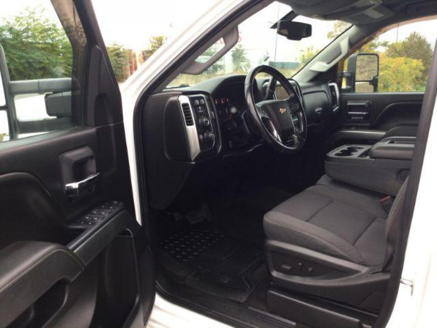 2015 Summit White /Dark Ash/Jet Black Chevrolet Silverado 2500HD LT (1GC1KVEG0FF) with an Vortec 6L V-8 variable valve control engine, 6-Speed Automatic transmission, located at 1801 Main Street, Lewiston, 83501, (208) 743-9371, 46.417065, -117.004799 - Photo#4