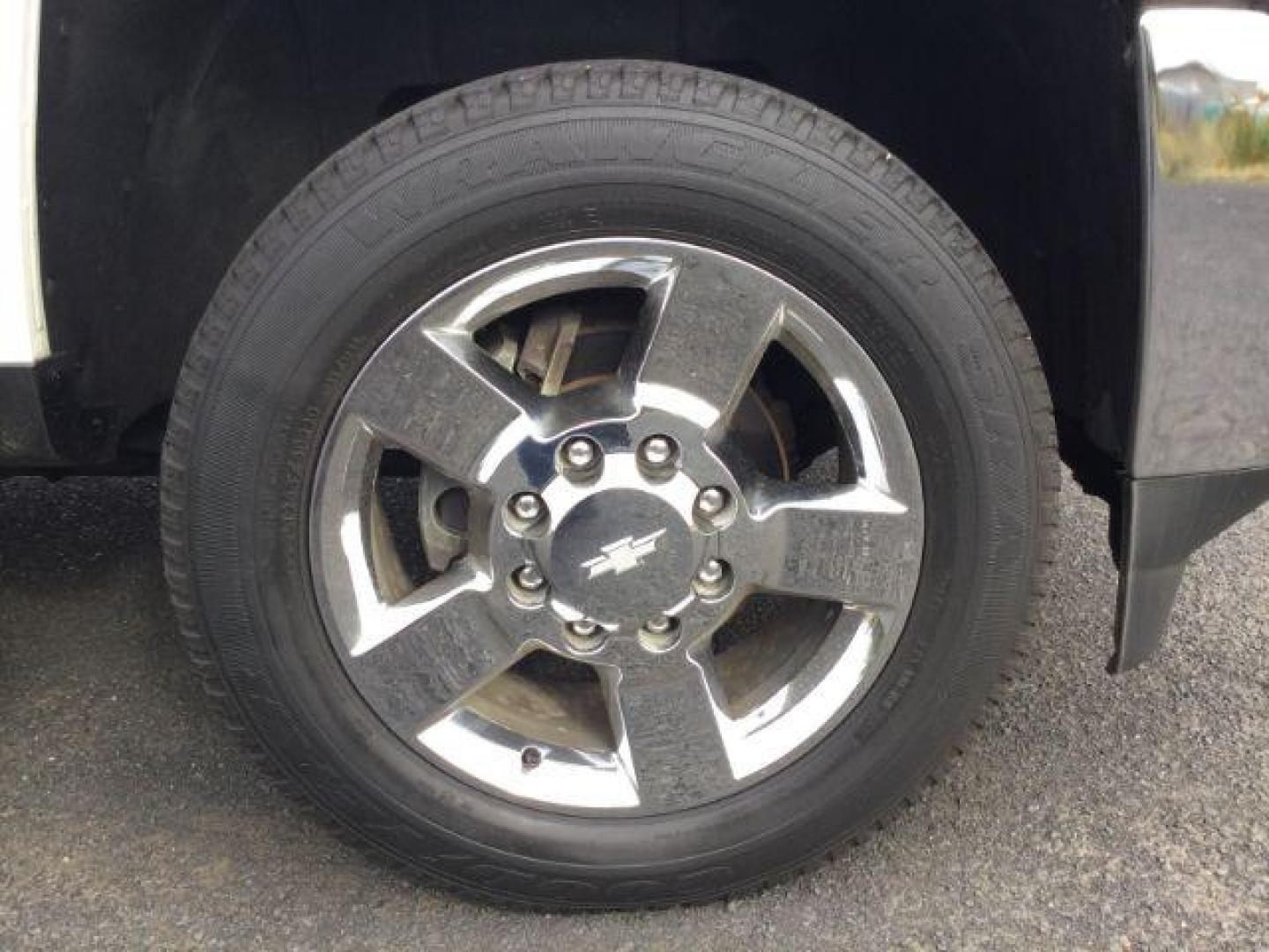 2015 Summit White /Dark Ash/Jet Black Chevrolet Silverado 2500HD LT (1GC1KVEG0FF) with an Vortec 6L V-8 variable valve control engine, 6-Speed Automatic transmission, located at 1801 Main Street, Lewiston, 83501, (208) 743-9371, 46.417065, -117.004799 - Photo#15