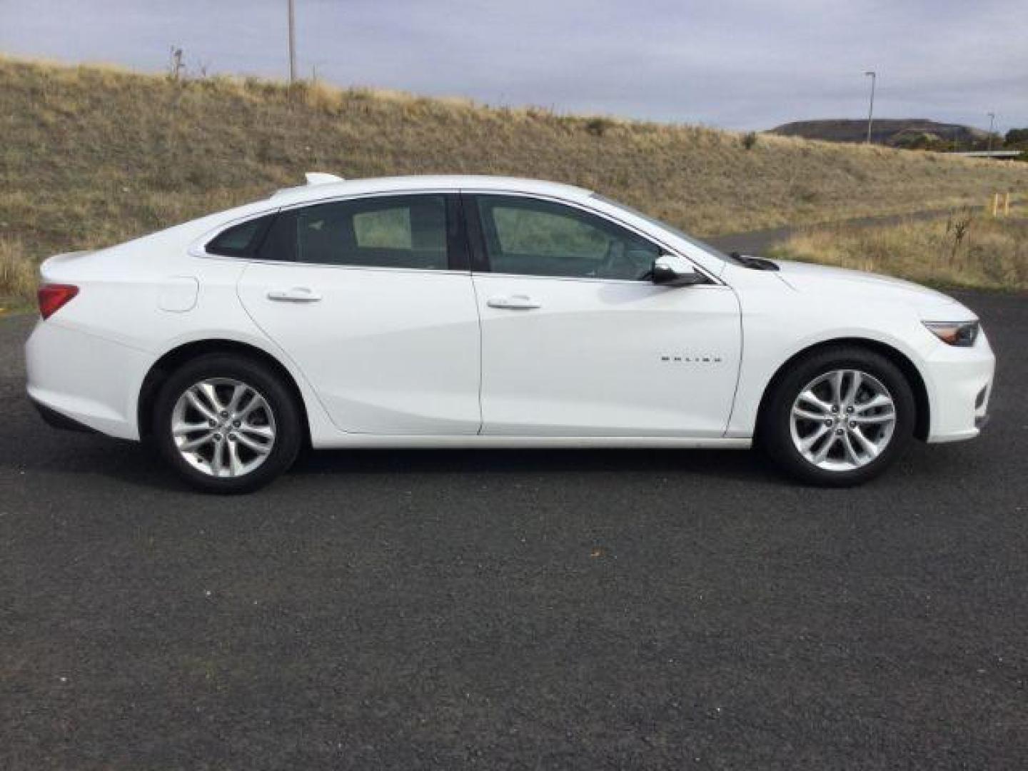 2018 WHITE /Black Cloth Chevrolet Malibu LT (1G1ZD5STXJF) with an 1.5L L4 DOHC 16V engine, 6-Speed Automatic transmission, located at 1801 Main Street, Lewiston, 83501, (208) 743-9371, 46.417065, -117.004799 - Photo#4