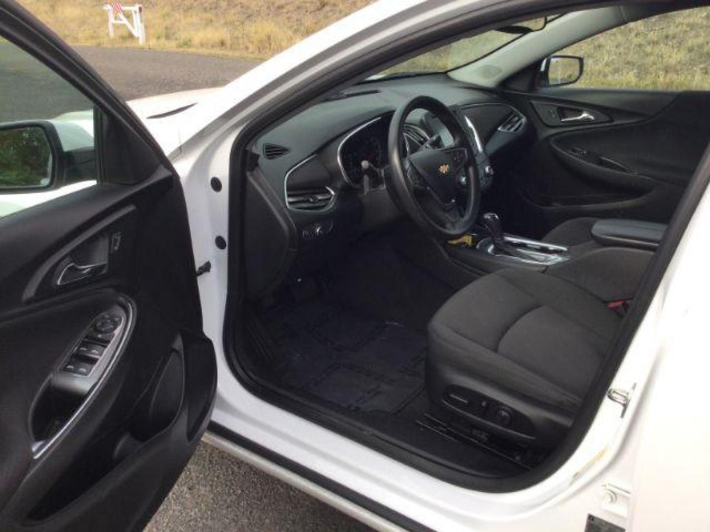 2018 WHITE /Black Cloth Chevrolet Malibu LT (1G1ZD5STXJF) with an 1.5L L4 DOHC 16V engine, 6-Speed Automatic transmission, located at 1801 Main Street, Lewiston, 83501, (208) 743-9371, 46.417065, -117.004799 - Photo#5