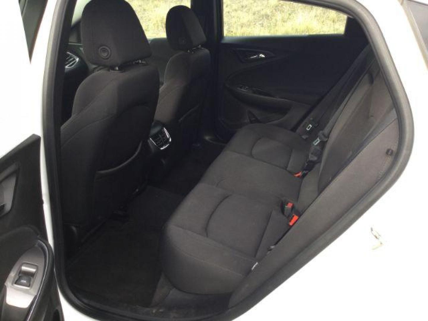 2018 WHITE /Black Cloth Chevrolet Malibu LT (1G1ZD5STXJF) with an 1.5L L4 DOHC 16V engine, 6-Speed Automatic transmission, located at 1801 Main Street, Lewiston, 83501, (208) 743-9371, 46.417065, -117.004799 - Photo#7