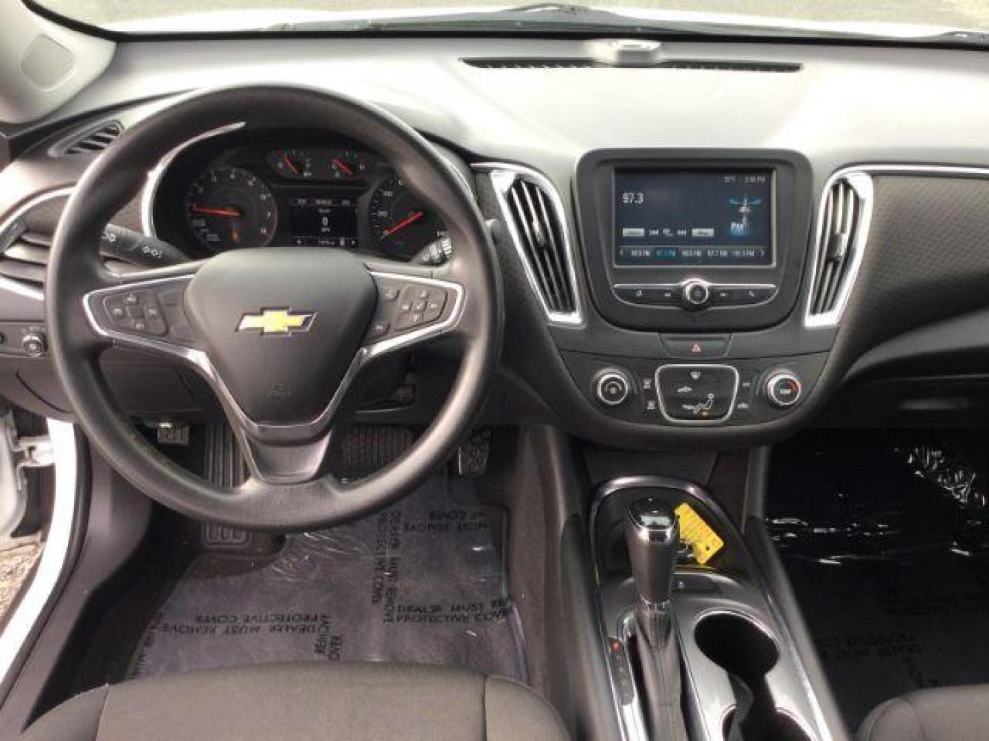 2018 WHITE /Black Cloth Chevrolet Malibu LT (1G1ZD5STXJF) with an 1.5L L4 DOHC 16V engine, 6-Speed Automatic transmission, located at 1801 Main Street, Lewiston, 83501, (208) 743-9371, 46.417065, -117.004799 - Photo#8