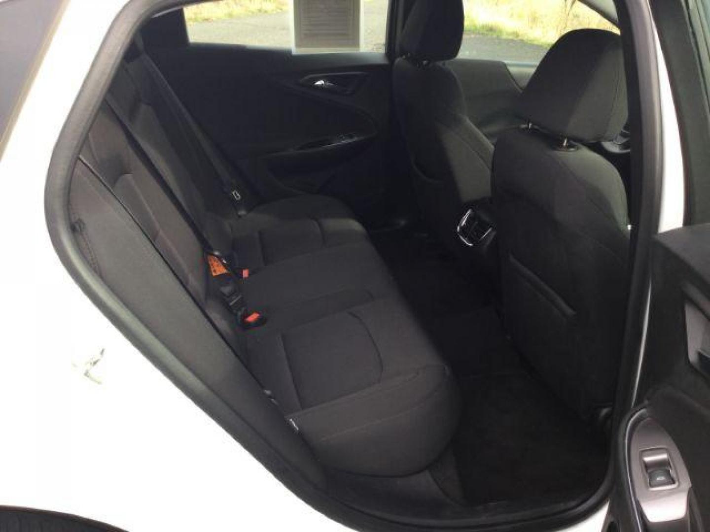 2018 WHITE /Black Cloth Chevrolet Malibu LT (1G1ZD5STXJF) with an 1.5L L4 DOHC 16V engine, 6-Speed Automatic transmission, located at 1801 Main Street, Lewiston, 83501, (208) 743-9371, 46.417065, -117.004799 - Photo#9