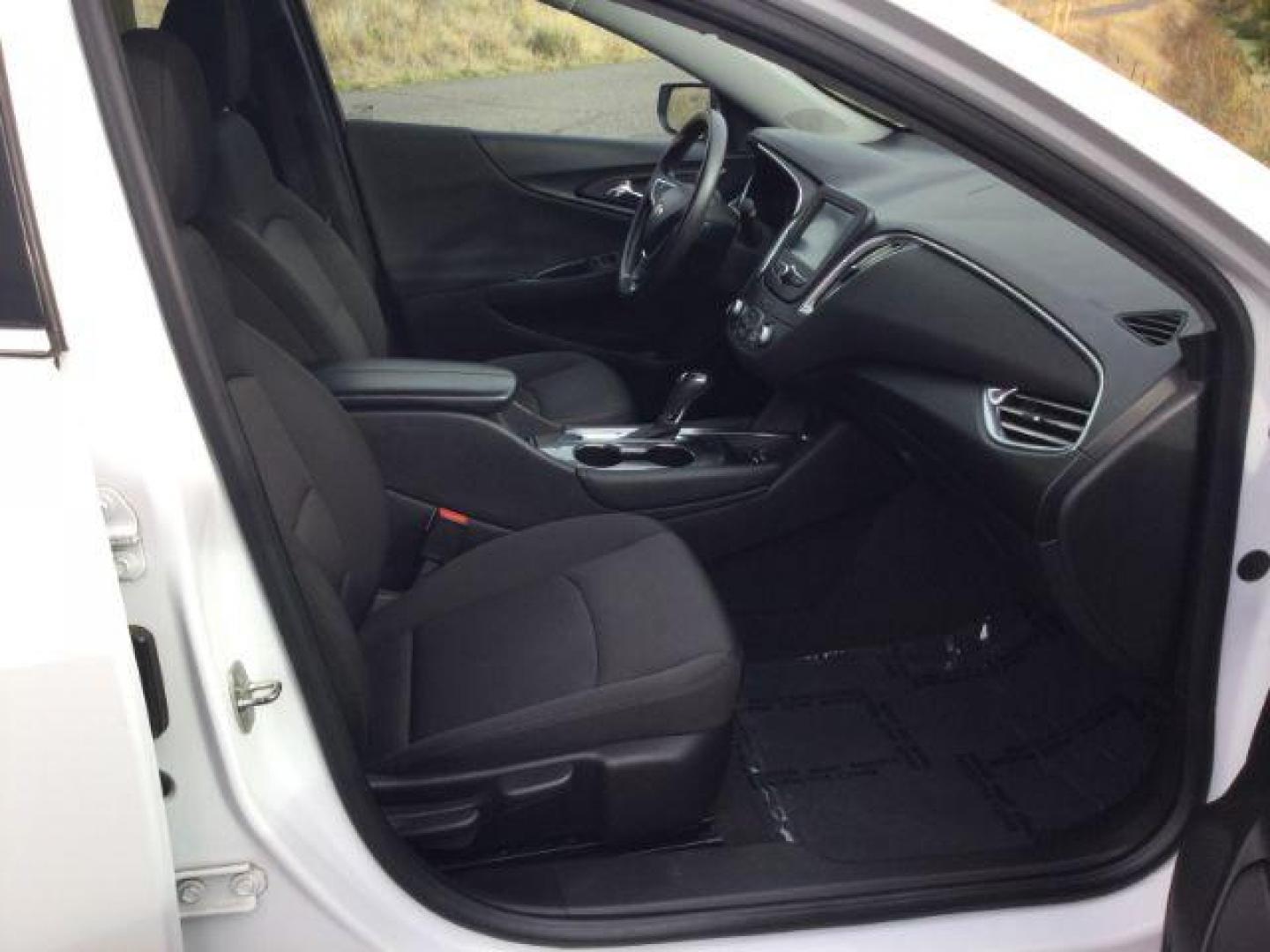 2018 WHITE /Black Cloth Chevrolet Malibu LT (1G1ZD5STXJF) with an 1.5L L4 DOHC 16V engine, 6-Speed Automatic transmission, located at 1801 Main Street, Lewiston, 83501, (208) 743-9371, 46.417065, -117.004799 - Photo#10