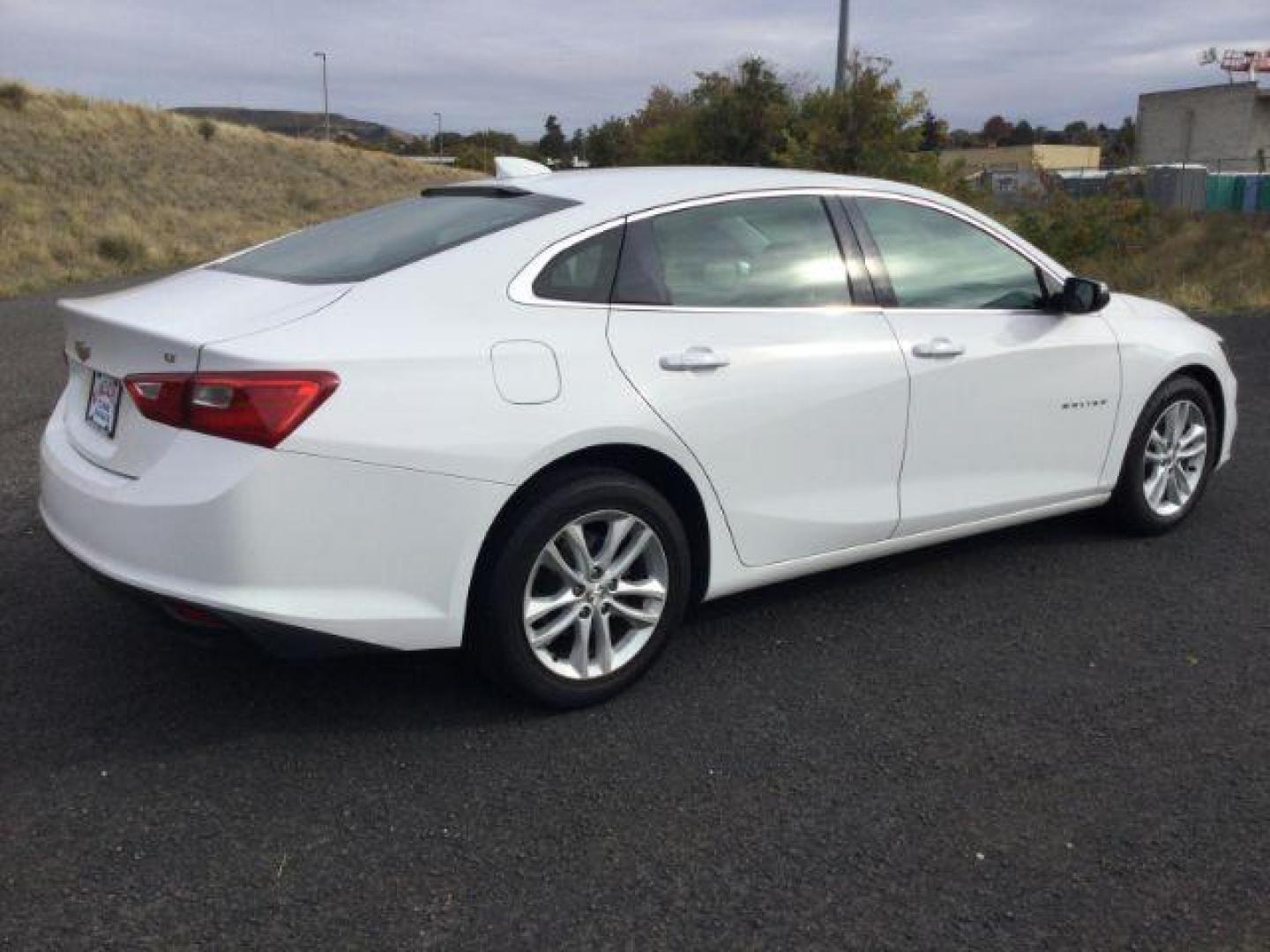 2018 WHITE /Black Cloth Chevrolet Malibu LT (1G1ZD5STXJF) with an 1.5L L4 DOHC 16V engine, 6-Speed Automatic transmission, located at 1801 Main Street, Lewiston, 83501, (208) 743-9371, 46.417065, -117.004799 - Photo#11