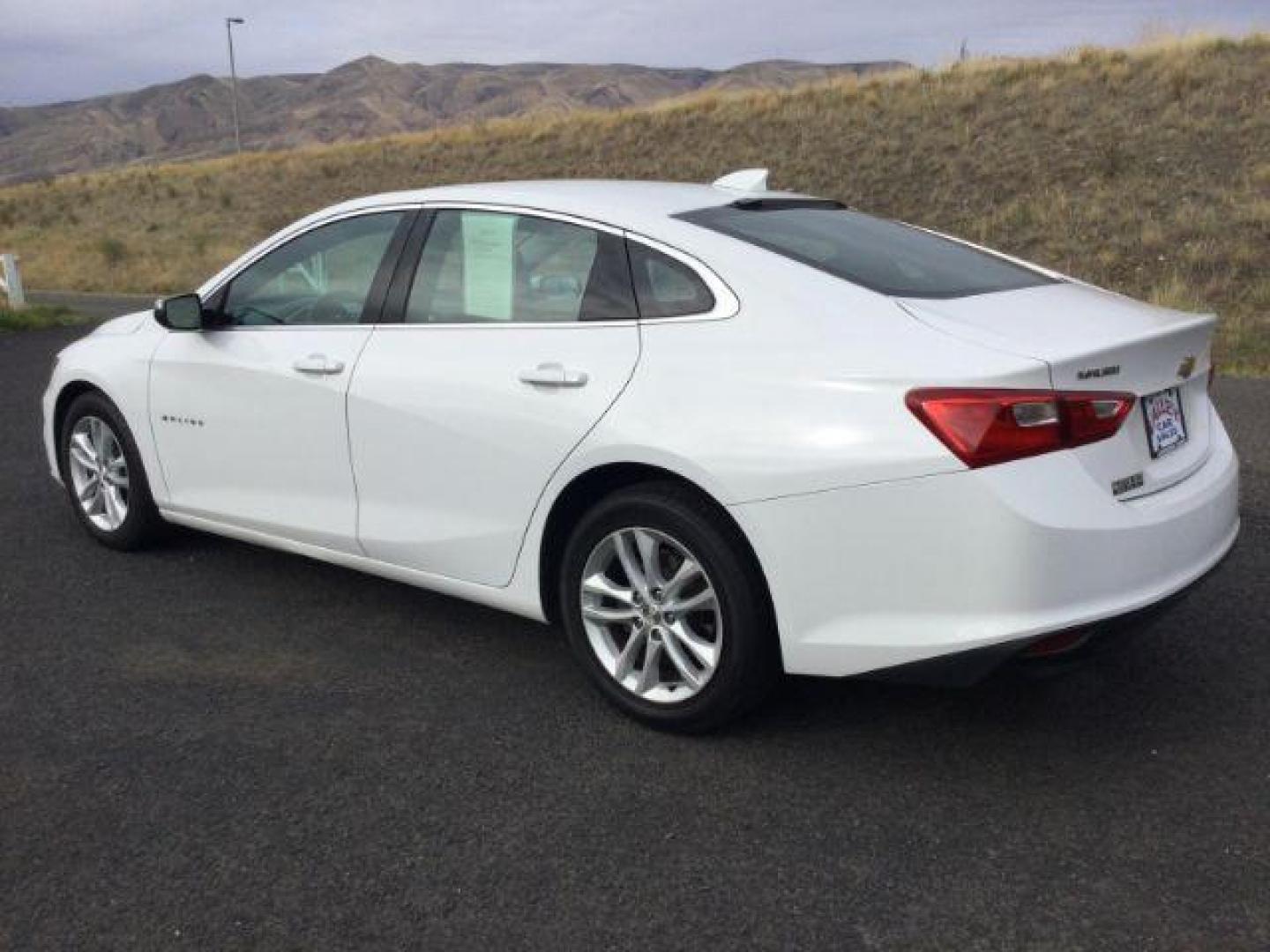 2018 WHITE /Black Cloth Chevrolet Malibu LT (1G1ZD5STXJF) with an 1.5L L4 DOHC 16V engine, 6-Speed Automatic transmission, located at 1801 Main Street, Lewiston, 83501, (208) 743-9371, 46.417065, -117.004799 - Photo#12