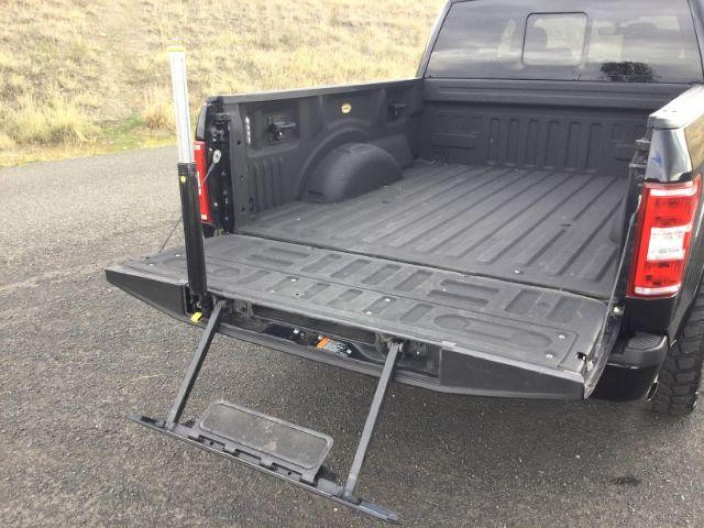 2020 Agate Black Metallic /Black Ford F-150 XLT (1FTFW1E40LK) with an EcoBoost 3.5L V-6 port/direct injection engine, 10 speed automatic transmission, located at 1801 Main Street, Lewiston, 83501, (208) 743-9371, 46.417065, -117.004799 - Photo#12