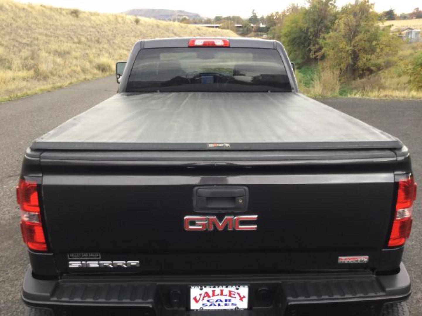 2015 Iridium Metallic /Dark Ash/Jet Black GMC 3500 Crew 4x4 SLT (1GT423C85FF) with an 6.6L V8 OHV 32V TURBO DIESEL engine, 6-Speed Automatic transmission, located at 1801 Main Street, Lewiston, 83501, (208) 743-9371, 46.417065, -117.004799- Photo#10