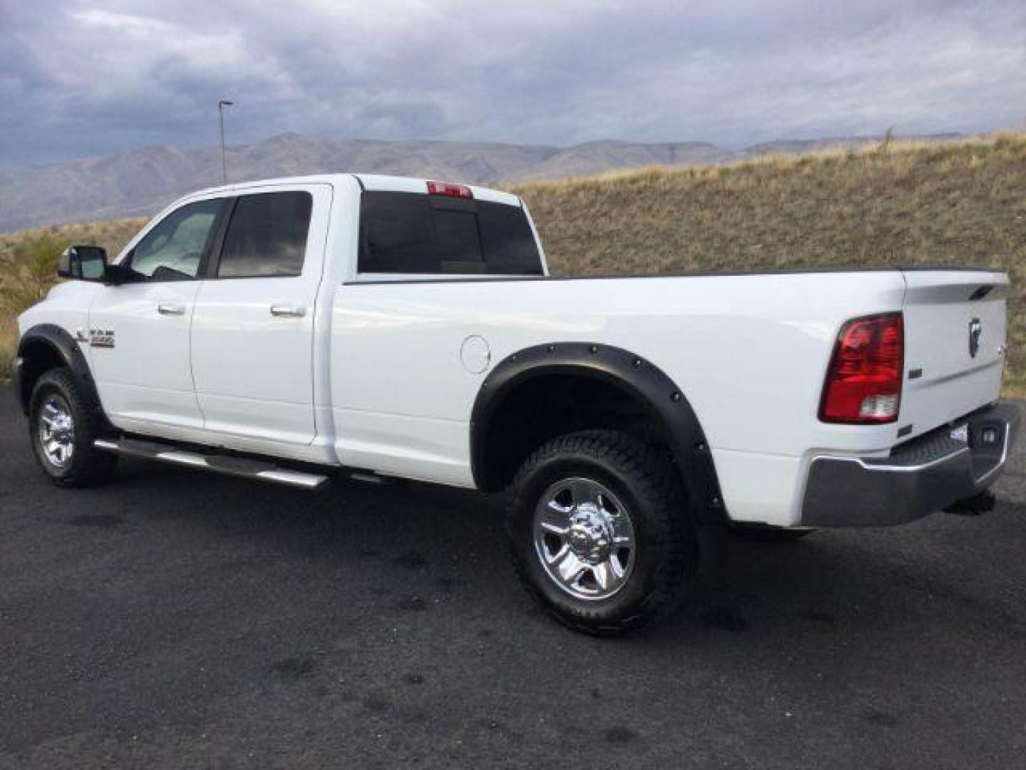 2013 Bright White Clearcoat /Diesel Gray/Black RAM 3500 SLT Crew Cab LWB 4WD (3C63R3HL8DG) with an 6.7L L6 OHV 24V TURBO DIESEL engine, 6-Speed Manual Transmission transmission, located at 1801 Main Street, Lewiston, 83501, (208) 743-9371, 46.417065, -117.004799 - Photo#7