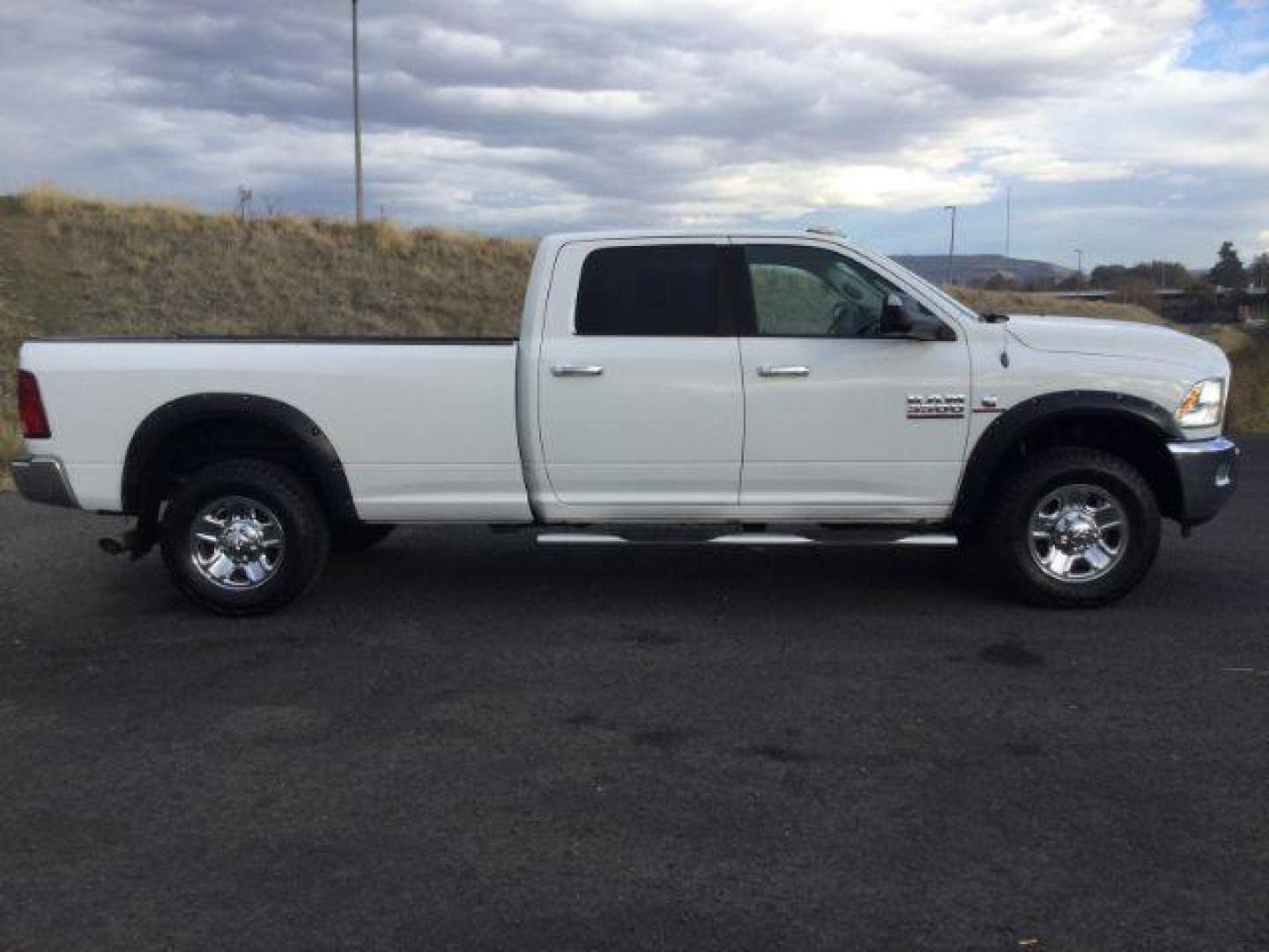 2013 Bright White Clearcoat /Diesel Gray/Black RAM 3500 SLT Crew Cab LWB 4WD (3C63R3HL8DG) with an 6.7L L6 OHV 24V TURBO DIESEL engine, 6-Speed Manual Transmission transmission, located at 1801 Main Street, Lewiston, 83501, (208) 743-9371, 46.417065, -117.004799 - Photo#9