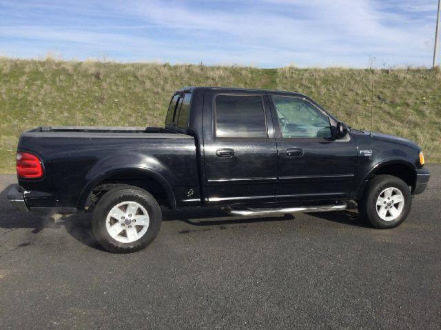 2002 Black Clearcoat /Leather Ford F150 Crew Cab 4x4 Lariat (1FTRW08LX2K) with an 5.4 V8 engine, Auto transmission, located at 1801 Main Street, Lewiston, 83501, (208) 743-9371, 46.417065, -117.004799 - Photo#1