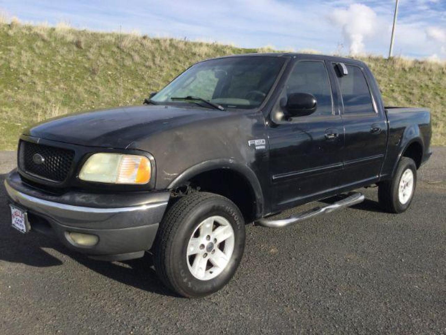 2002 Black Clearcoat /Leather Ford F150 Crew Cab 4x4 Lariat (1FTRW08LX2K) with an 5.4 V8 engine, Auto transmission, located at 1801 Main Street, Lewiston, 83501, (208) 743-9371, 46.417065, -117.004799 - Photo#2