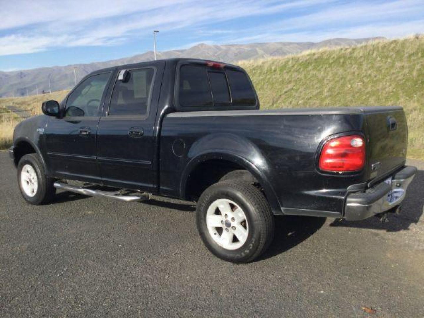 2002 Black Clearcoat /Leather Ford F150 Crew Cab 4x4 Lariat (1FTRW08LX2K) with an 5.4 V8 engine, Auto transmission, located at 1801 Main Street, Lewiston, 83501, (208) 743-9371, 46.417065, -117.004799 - Photo#3